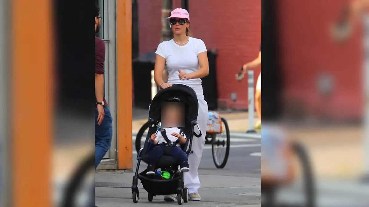 Jennifer Lawrence macht mit ihrem Sohn Cy die Straßen New Yorks unsicher.