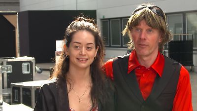 Dikni oyoqlari bilan siqib chiqaradi Jinsiy aloqa uzun qizil sochlar