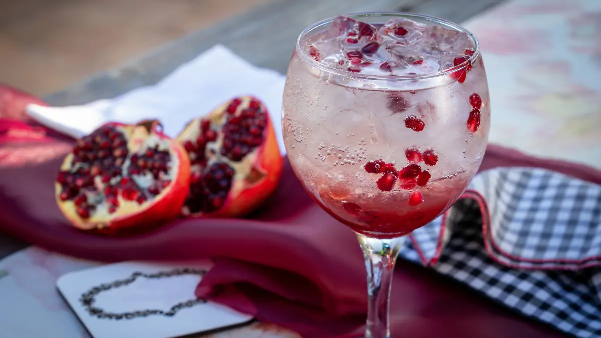 Ein Granatapfel-Drink im Freien