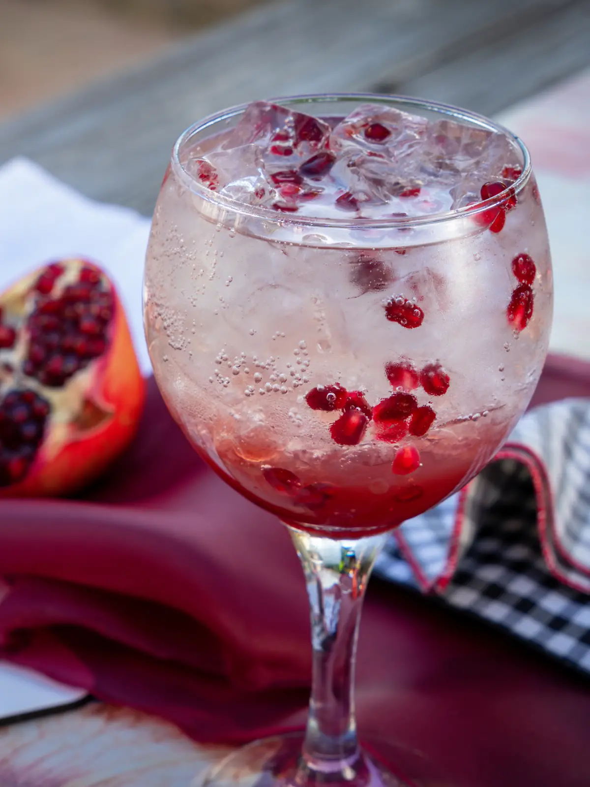Ein Granatapfel-Drink im Freien