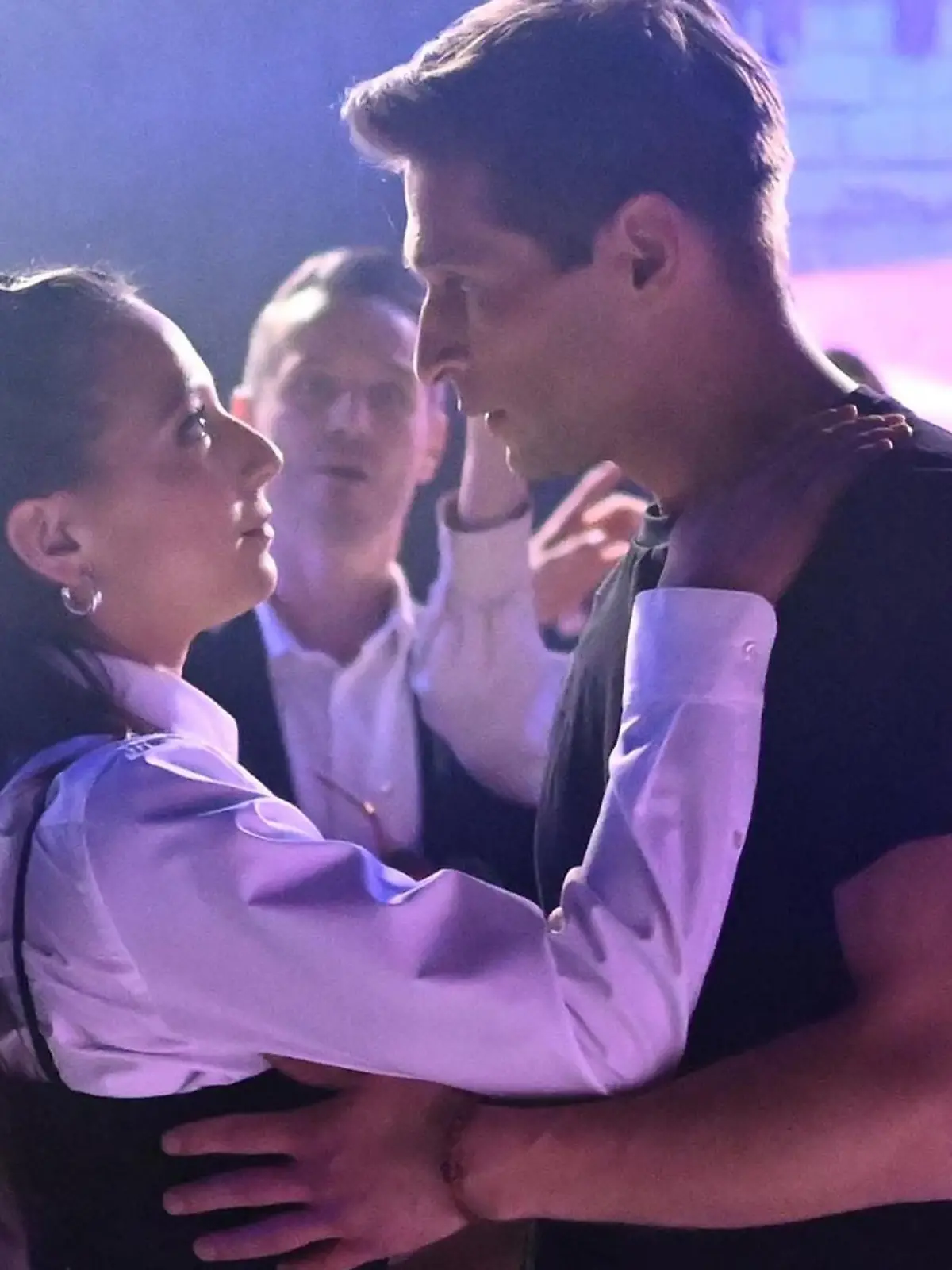 Bild zu: "Spoiler! Bei Charlie und Deniz tanzt plötzlich die Liebe mit"