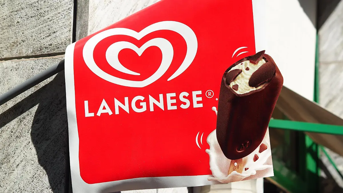 Ein Fahne mit dem Schriftzug und dem Logo von Langnese und einem Bild von einem Magnum-Eis hängt am 26.04.2016 in Berlin an einem Laden. Langnese gehört zur Unilever-Gruppe. Foto: Wolfram Steinberg/dpa