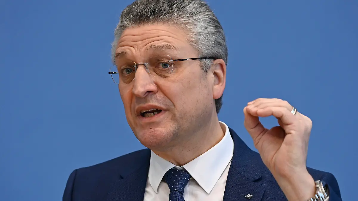 ARCHIV - 12.02.2021, Berlin: Lothar Wieler, Präsident vom Robert Koch-Institut (RKI), informiert in einer Pressekonferenz zur aktuellen Situation in der Corona-Pandemie die Journalisten. Ein Jahr nach der Erklärung einer Pandemie durch die Weltgesundheitsorganisation (WHO) hat in Deutschland nach Überzeugung des Robert-Koch-Instituts die dritte Corona-Welle begonnen.(zu dpa «RKI-Chef Wieler warnt: dritte Corona-Welle hat begonnen») Foto: Tobias Schwarz/AFP/POOL/dpa +++ dpa-Bildfunk +++