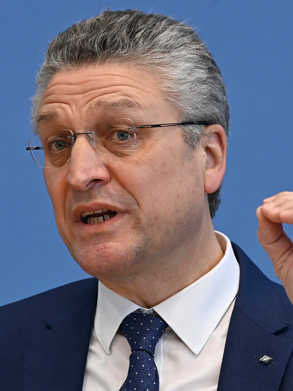 ARCHIV - 12.02.2021, Berlin: Lothar Wieler, Präsident vom Robert Koch-Institut (RKI), informiert in einer Pressekonferenz zur aktuellen Situation in der Corona-Pandemie die Journalisten. Ein Jahr nach der Erklärung einer Pandemie durch die Weltgesundheitsorganisation (WHO) hat in Deutschland nach Überzeugung des Robert-Koch-Instituts die dritte Corona-Welle begonnen.(zu dpa «RKI-Chef Wieler warnt: dritte Corona-Welle hat begonnen») Foto: Tobias Schwarz/AFP/POOL/dpa +++ dpa-Bildfunk +++