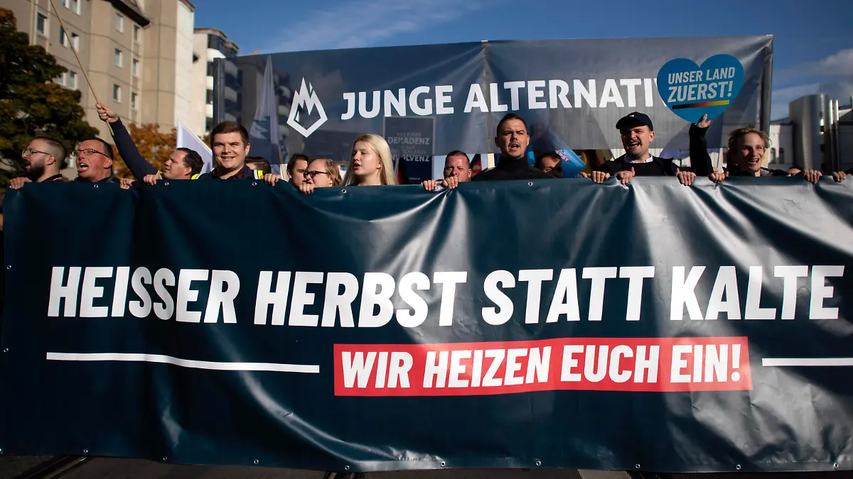 AfD Demo - Unser Land Zuerst DEU, Deutschland, Germany, Berlin, 08.10.2022 Demonstranten der Jungen Alternative JA, die Jugendorganisation der AfD, mit Transparent Heisser Herbst statt Kalte Fuesse Wir heizen euch ein auf einer Kundgebung und Demonstration der rechtsextremen Partei Alternative fuer Deutschland AfD unter dem Motto Unser Land Zuerst Energiesicherheit und Inflationsschutz im Regierungsviertel in Berlin, Deutschland. Der Protest gegen die Poltik der Bundesregierung, Energiepolitik, und steigende Preise und Inflation wird unterstuetzt von sog. Querdenker und Rechtsradikalen. Als Folge des Krieges in der Ukraine ist das Hauptthema fuer rechte Parteien in Deutschland jetzt die soziale Frage. en: Demonstrators from Junge Alternati