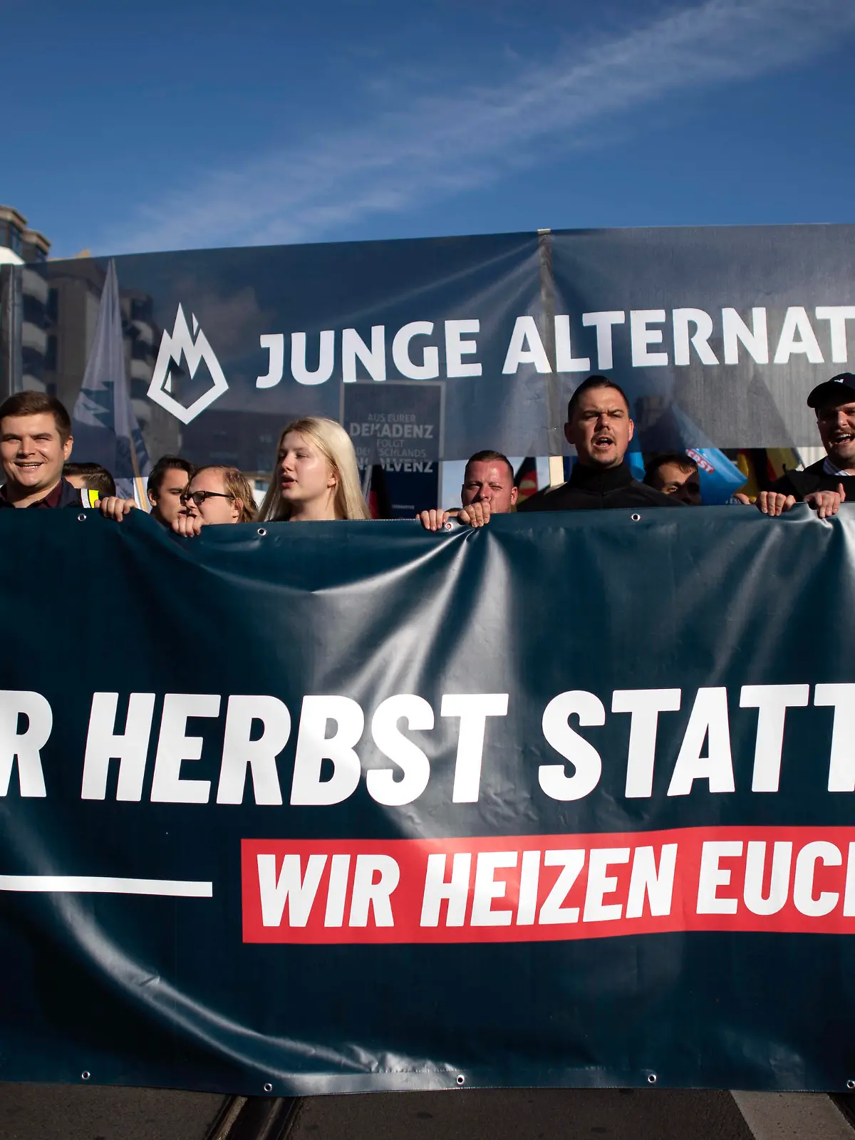 AfD Demo - Unser Land Zuerst DEU, Deutschland, Germany, Berlin, 08.10.2022 Demonstranten der Jungen Alternative JA, die Jugendorganisation der AfD, mit Transparent Heisser Herbst statt Kalte Fuesse Wir heizen euch ein auf einer Kundgebung und Demonstration der rechtsextremen Partei Alternative fuer Deutschland AfD unter dem Motto Unser Land Zuerst Energiesicherheit und Inflationsschutz im Regierungsviertel in Berlin, Deutschland. Der Protest gegen die Poltik der Bundesregierung, Energiepolitik, und steigende Preise und Inflation wird unterstuetzt von sog. Querdenker und Rechtsradikalen. Als Folge des Krieges in der Ukraine ist das Hauptthema fuer rechte Parteien in Deutschland jetzt die soziale Frage. en: Demonstrators from Junge Alternati