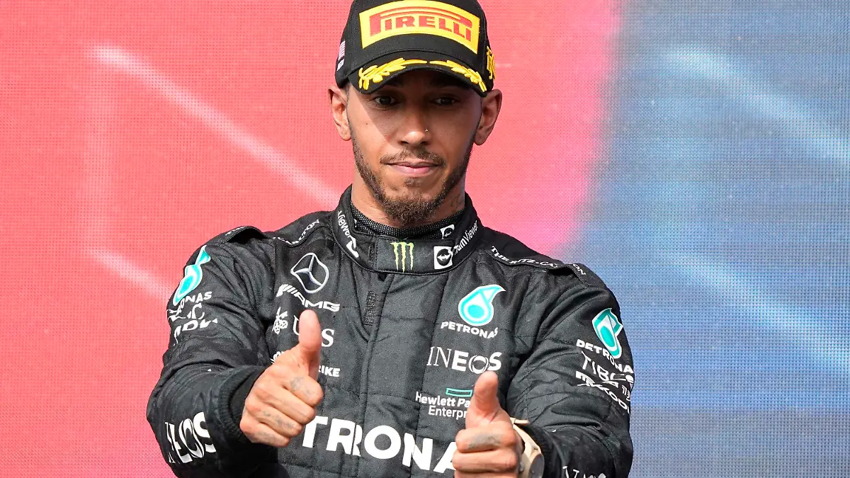 ARCHIV - 23.10.2022, USA, Austin: Motorsport: Formel-1-Weltmeisterschaft, Grand Prix der USA, Rennen: Der britische Mercedes-Pilot Lewis Hamilton jubelt nach seinem zweiten Platz beim Rennen. (zu dpa: «Neuer Vertrag für Hamilton: Mercedes-Teamchef Wolff absolut überzeugt») Foto: Charlie Neibergall/AP/dpa +++ dpa-Bildfunk +++