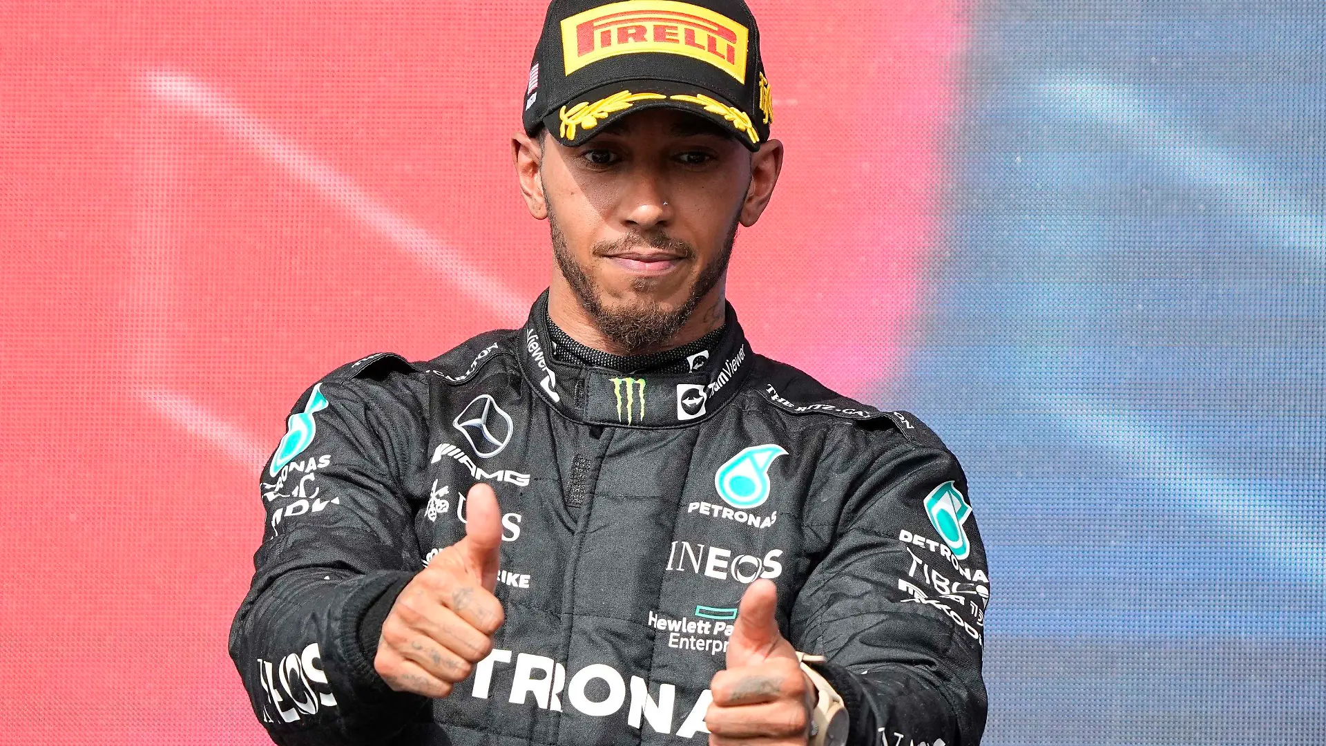 ARCHIV - 23.10.2022, USA, Austin: Motorsport: Formel-1-Weltmeisterschaft, Grand Prix der USA, Rennen: Der britische Mercedes-Pilot Lewis Hamilton jubelt nach seinem zweiten Platz beim Rennen. (zu dpa: «Neuer Vertrag für Hamilton: Mercedes-Teamchef Wolff absolut überzeugt») Foto: Charlie Neibergall/AP/dpa +++ dpa-Bildfunk +++
