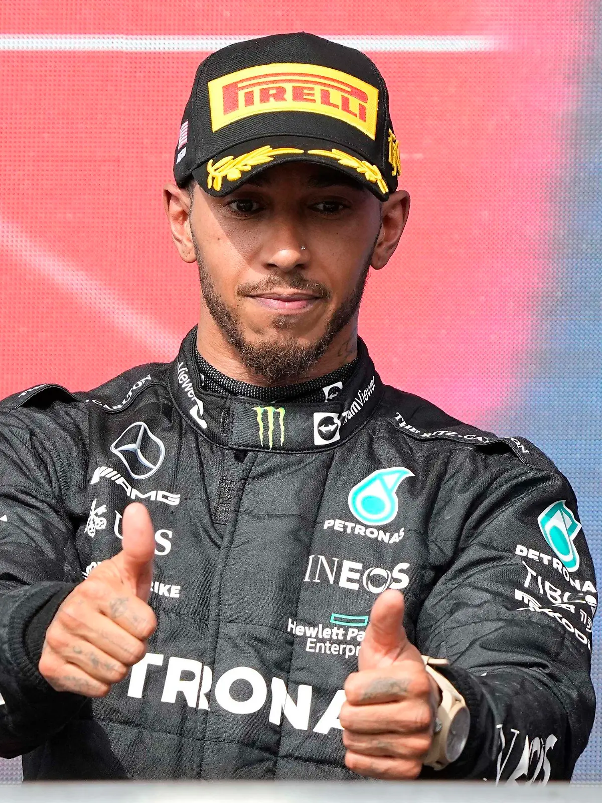 ARCHIV - 23.10.2022, USA, Austin: Motorsport: Formel-1-Weltmeisterschaft, Grand Prix der USA, Rennen: Der britische Mercedes-Pilot Lewis Hamilton jubelt nach seinem zweiten Platz beim Rennen. (zu dpa: «Neuer Vertrag für Hamilton: Mercedes-Teamchef Wolff absolut überzeugt») Foto: Charlie Neibergall/AP/dpa +++ dpa-Bildfunk +++