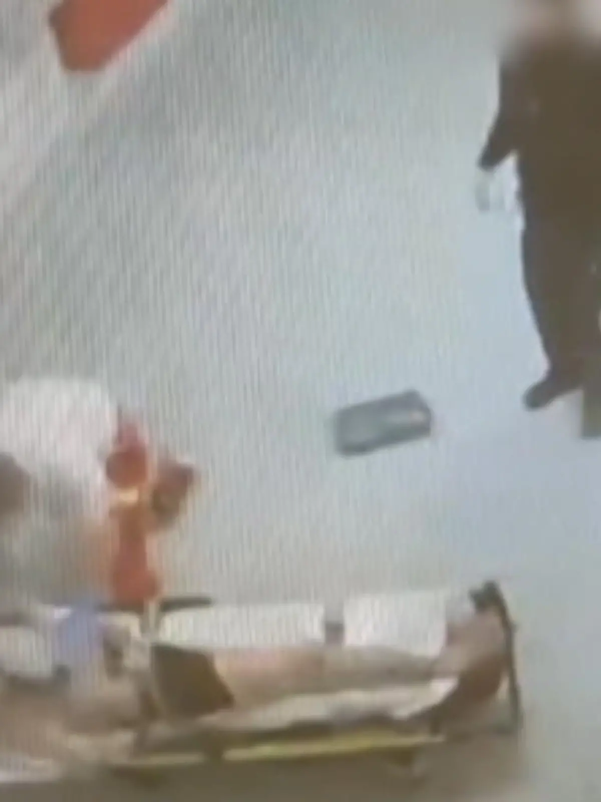 Mit voller Wucht landet die Faust des Sanitäters im Gesicht seines Opfers. Die anwesenden Polizisten scheint das nicht zu interessieren. Das zeigen diese jetzt bekannt gewordenen Videoaufnahmen eines Vorfalls aus dem November 2020.