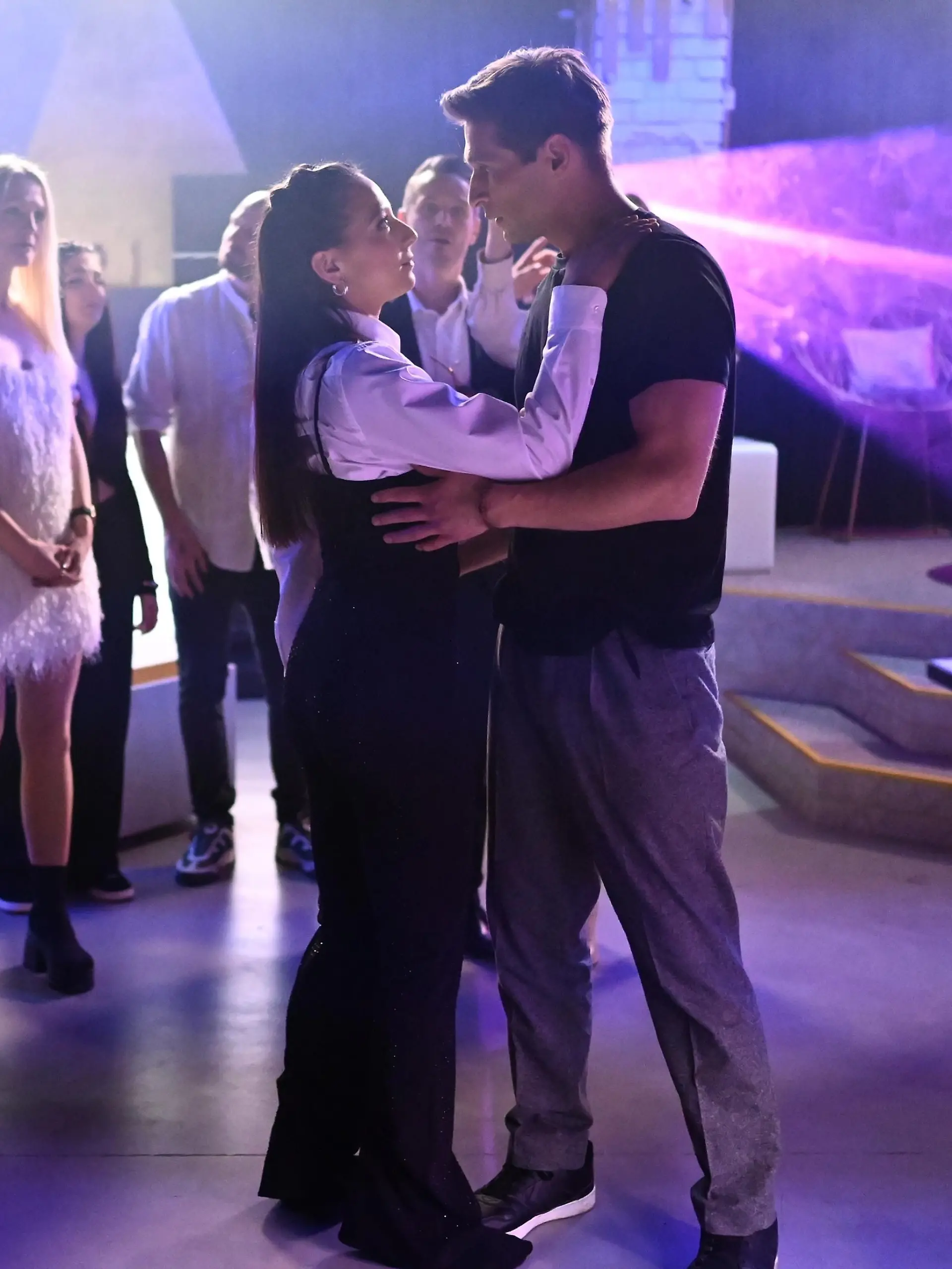 Charlotte „Charlie” (Shaolyn Fernandez) und Deniz (Igor Dolgatschew) verlieben sich ineinander.