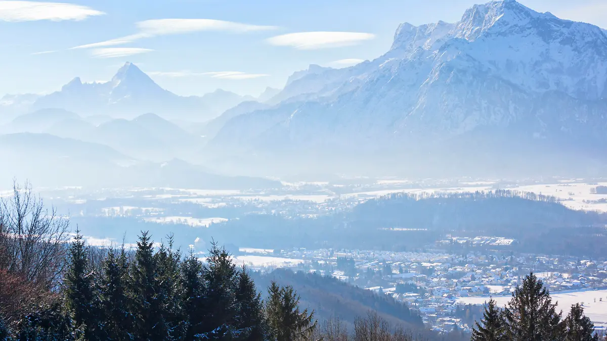 Blick vom Gaisberg über das Salzachtal mit den südlichen Teilen der Stadt Salzburg (Hellbrunn) und der Stadtrandgemeinde Hellbrunn zu den Berchtesgadener Alpen mit dem Watzmann links und dem Untersberg rechts mit Föhnwolken über den Gipfeln - 20121209_PD5891