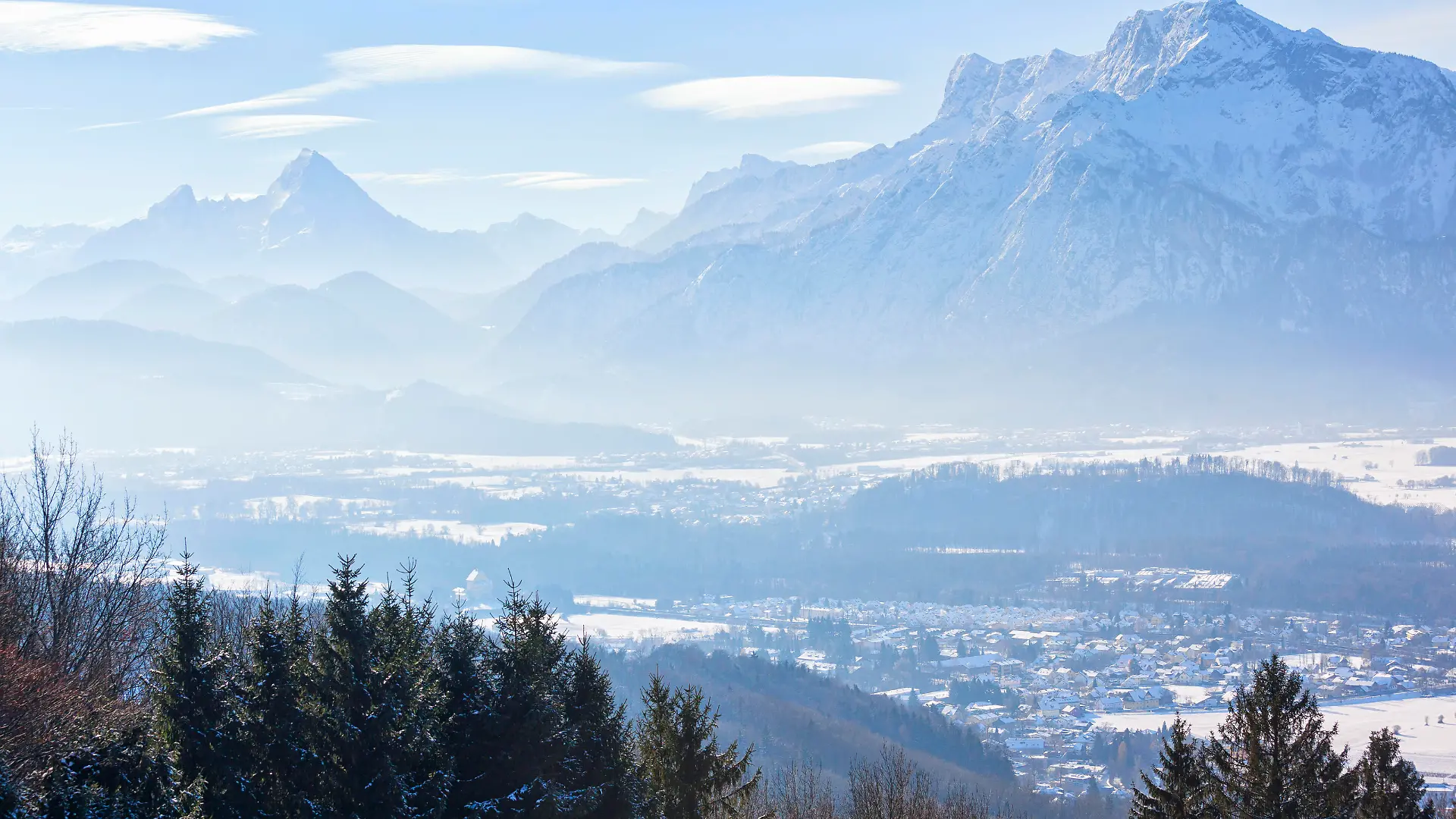 Blick vom Gaisberg über das Salzachtal mit den südlichen Teilen der Stadt Salzburg (Hellbrunn) und der Stadtrandgemeinde Hellbrunn zu den Berchtesgadener Alpen mit dem Watzmann links und dem Untersberg rechts mit Föhnwolken über den Gipfeln - 20121209_PD5891