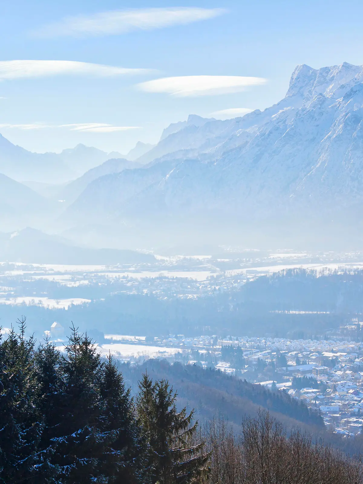 Blick vom Gaisberg über das Salzachtal mit den südlichen Teilen der Stadt Salzburg (Hellbrunn) und der Stadtrandgemeinde Hellbrunn zu den Berchtesgadener Alpen mit dem Watzmann links und dem Untersberg rechts mit Föhnwolken über den Gipfeln - 20121209_PD5891