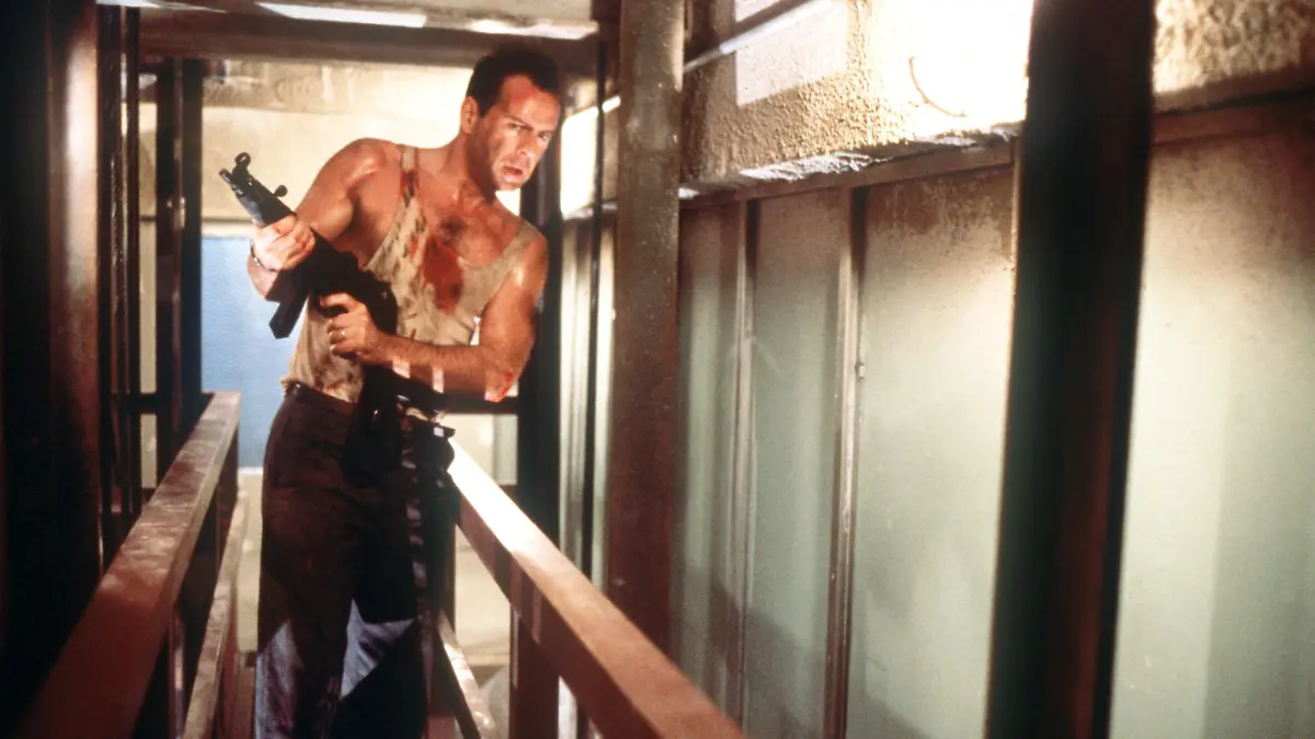 Der amerikanische Schauspieler Bruce Willis als New Yorker Cop John McClane in einer Szene des Action-Thrillers "Stirb Langsam" ("Die Hard") von 1988.
