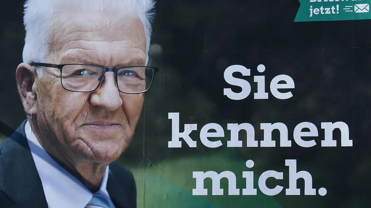 Wahlplakat der Grünen Bündnis 90 / Die Grünen für die Landtagswahl in Baden-Württemberg am 14. März, 2021. Die Grünen werben mit dem Gesicht von Ministerpräsident Winfried Kretschmann. Der Slogan in Merkelmanier lautet: Sie kennen mich. 2021 wird ein Superwahljahr mit mehreren Landtagswahlen und der Bundestagswahl im September. *** Election poster of the Greens Bündnis 90 Die Grünen for the state election in Baden Wuerttemberg on 14 March, 2021 The Greens advertise with the face of Prime Minister Winfried Kretschmann The slogan in Merkel style is You know me 2021 will be a super election year with several state elections and the federal election in September