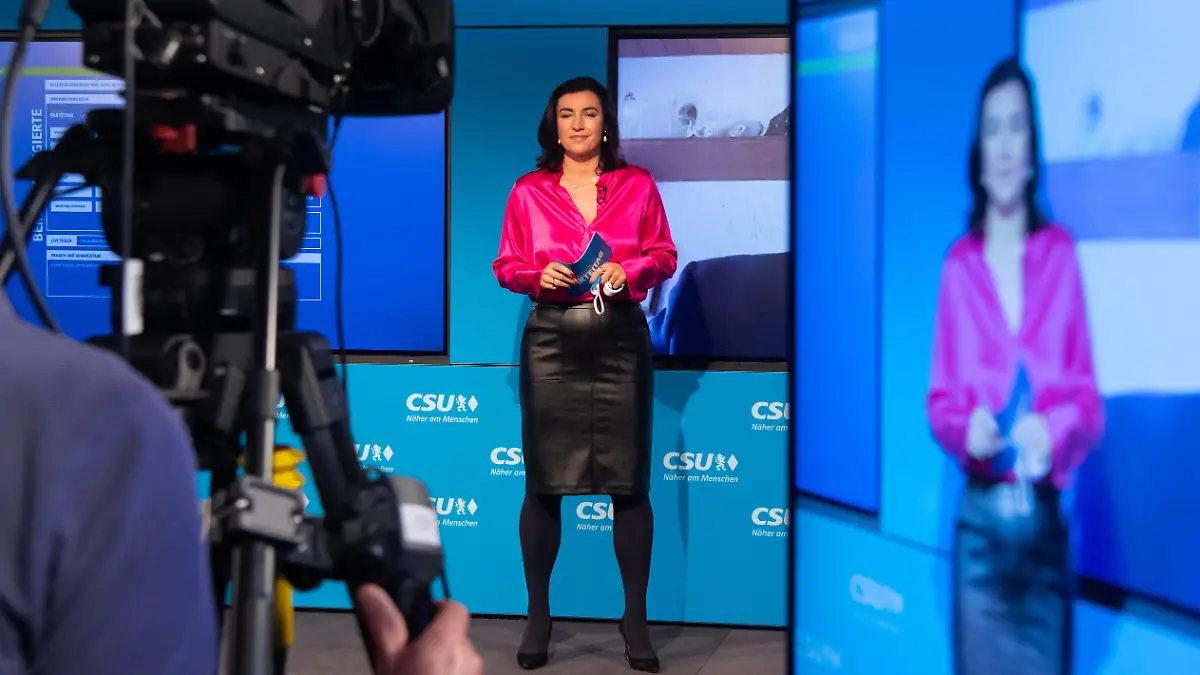 26.09.2020, Bayern, München: Dorothee Bär (CSU), Staatsministerin für Digitalisierung, steht beim virtuellen CSU-Parteitag in der CSU-Landesleitung auf einer Bühne. Es ist bereits der zweite Parteitag, den die CSU seit Beginn der Corona-Pandemie nur im Internet durchführt. Foto: Sven Hoppe/dpa-Pool/dpa +++ dpa-Bildfunk +++