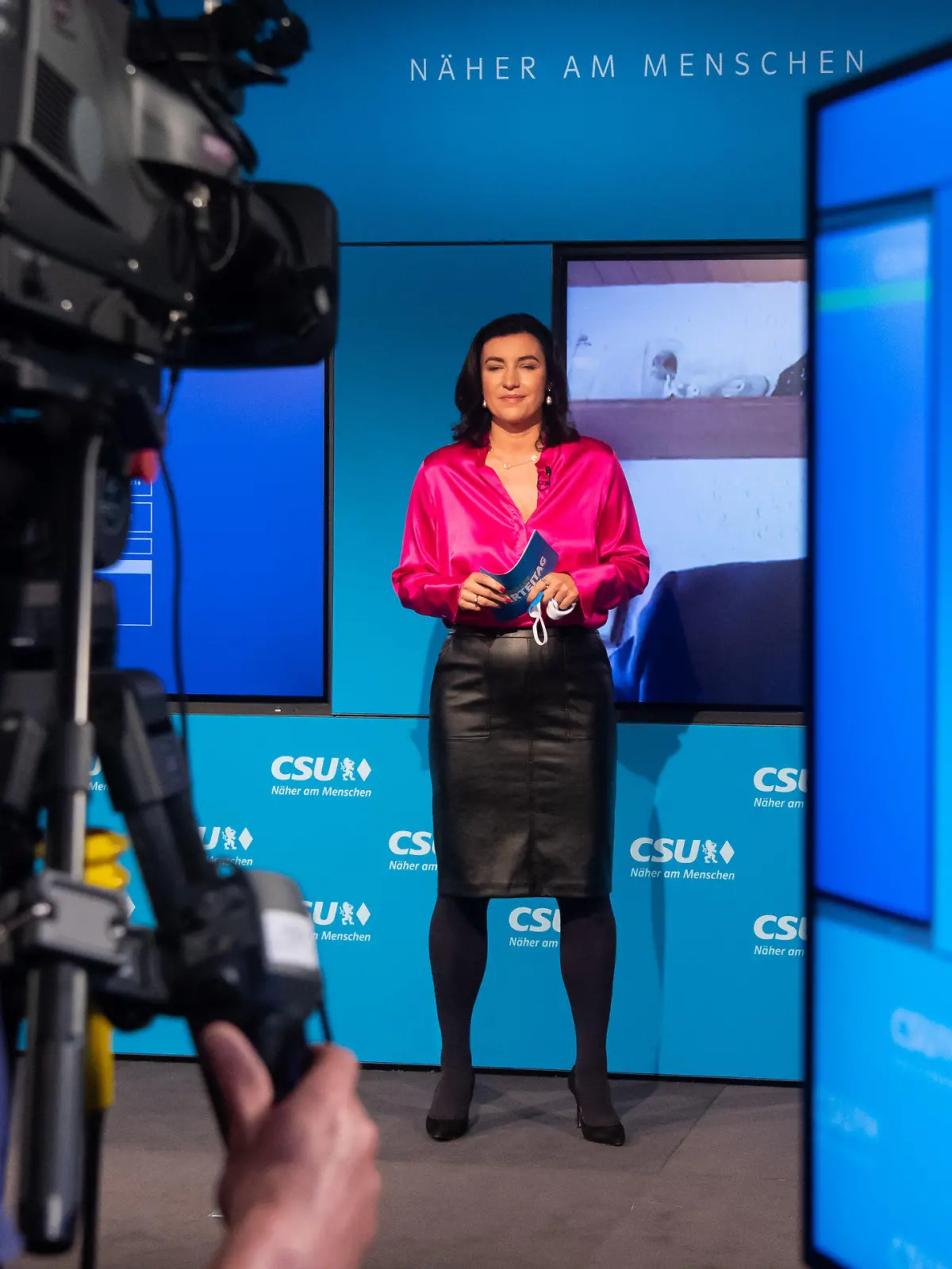 26.09.2020, Bayern, München: Dorothee Bär (CSU), Staatsministerin für Digitalisierung, steht beim virtuellen CSU-Parteitag in der CSU-Landesleitung auf einer Bühne. Es ist bereits der zweite Parteitag, den die CSU seit Beginn der Corona-Pandemie nur im Internet durchführt. Foto: Sven Hoppe/dpa-Pool/dpa +++ dpa-Bildfunk +++