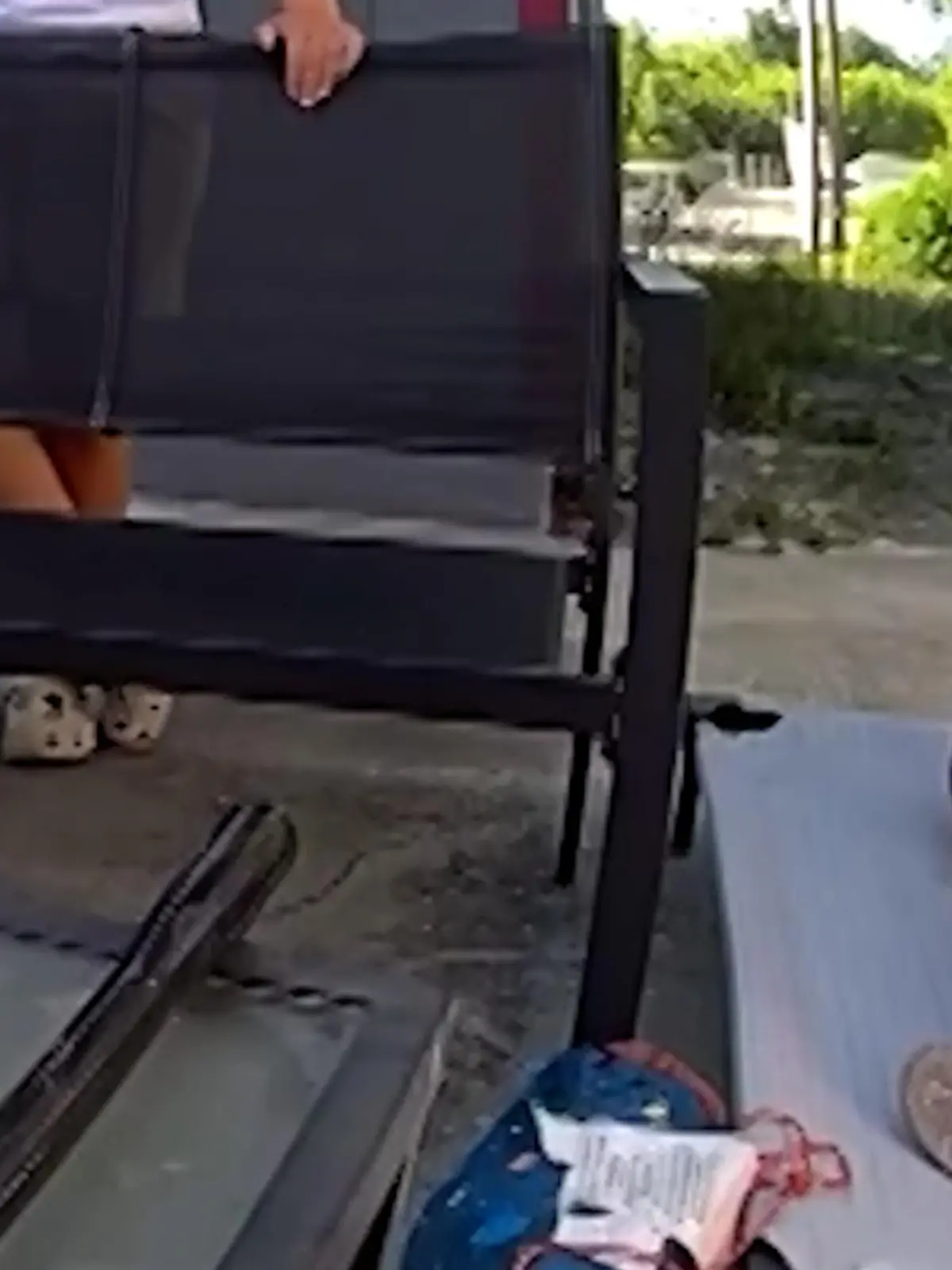 Bild zu: "Mama und Papa setzen es einfach aus! Mädchen (6) mit Hund zurückgelassen"