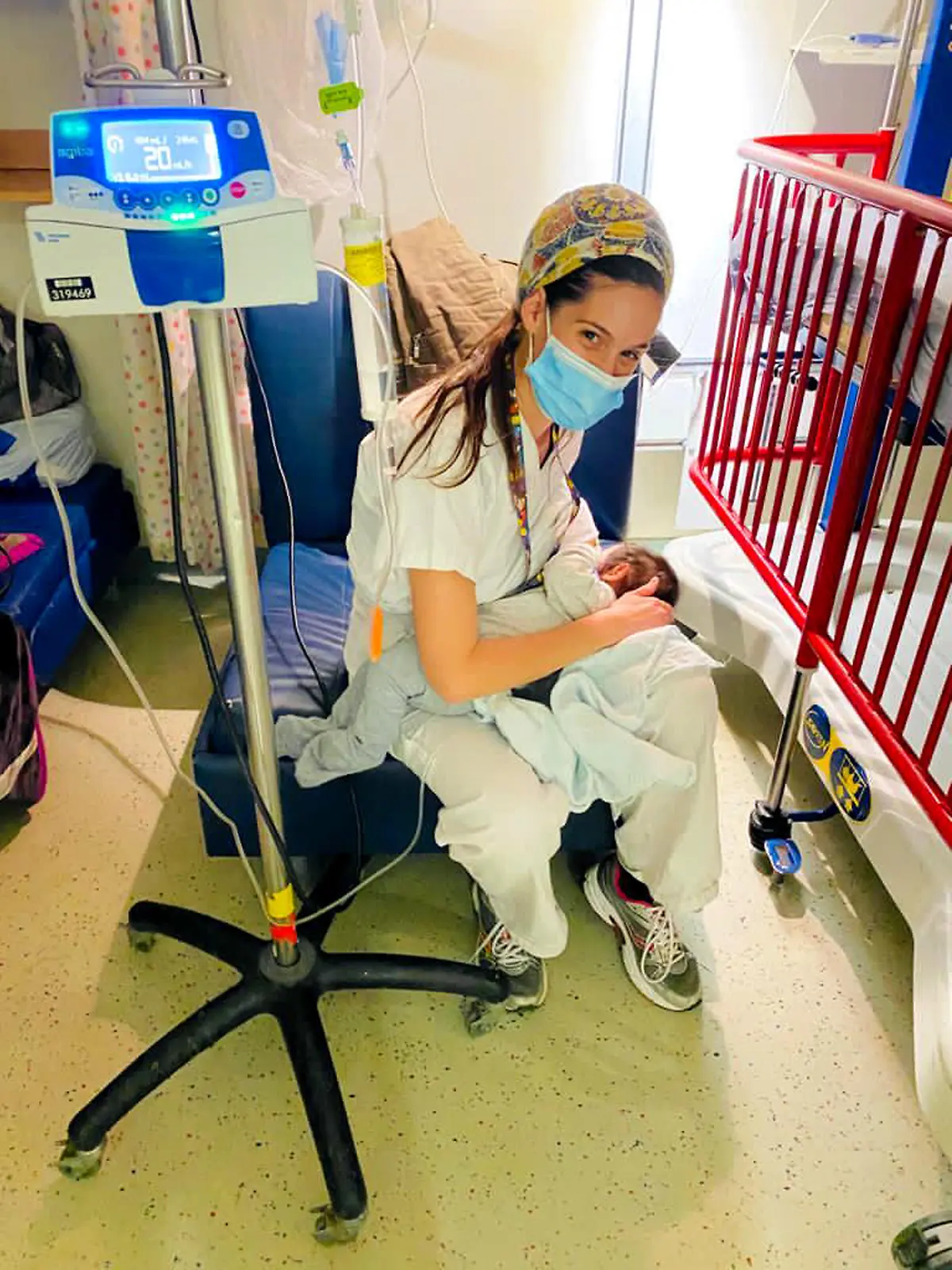 HANDOUT - 11.03.2021, ---, Jerusalem: Krankenschwester Jael Cohen stillt ein vier Monate altes Baby in der Hadassah-Klinik, nachdem die Mutter, eine Palästinenserin, bei einem Unfall schwer verletzt in das Jersualemer Krankenhaus gebracht worden war, und das Baby vor Hunger schrie und kein Fläschchen annehmen wollte. Die jüdische Krankenschwester hatte daraufhin das Kind an die Brust gelegt und gestillt, nachdem sie die Tante des Babys zuvor um Erlaubnis gebeten hatte. «Ich habe sofort gesehen, wie hungrig die Kleine war», erzählte die Krankenschwester Jael Cohen, die selbst ein einjähriges Kleinkind hat. Foto: Dovrut Hadassah/Hadassah-Klinik/dpa - ACHTUNG: Nur zur redaktionellen Verwendung im Zusammenhang mit der aktuellen Berichterstattung und nur mit vollständiger Nennung des vorstehenden Credits +++ dpa-Bildfunk +++