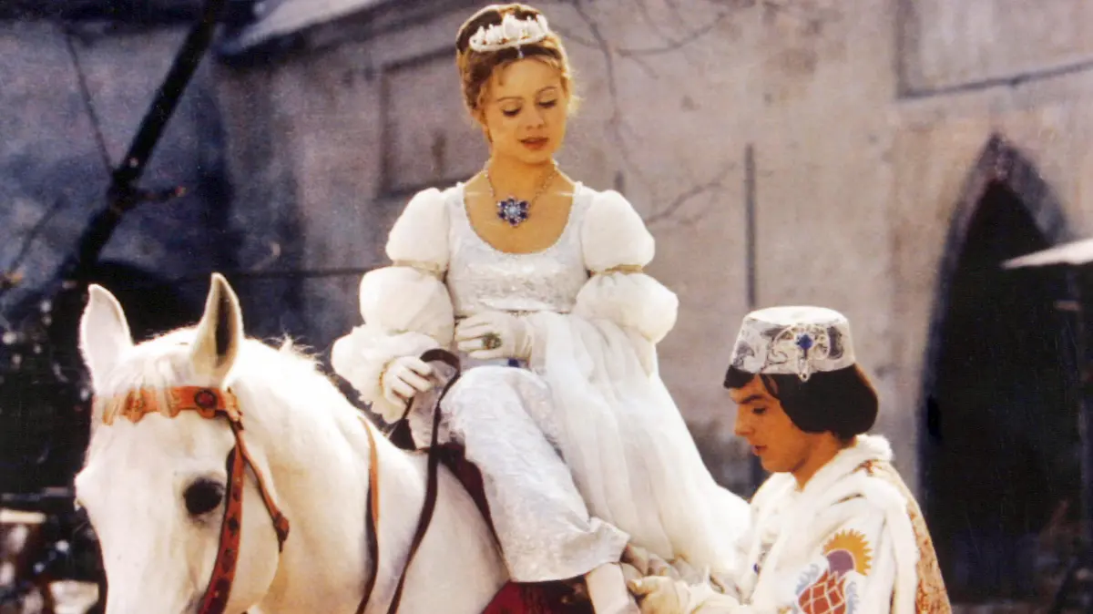 ARCHIV - 24.12.2008, Köln: Der Prinz (Pavel Travnicek) passt Aschenbrödel (Libuse Safrankova) im Film "Drei Haselnüsse für Aschenbrödel" den verlorenen Schuh an (undatierte Filmszene). Der Klassiker ist zwischen dem ersten Advent (29.11.2020) und dem Dreikönigstag (06.01.2021) fast 20mal in ARD-Sendern zu sehen. Das Erste zeigt ihn dreimal und macht am 29. November 2020 um 14.03 Uhr auch den Auftakt. (zu dpa «Und dann machen wir's uns gemütlich»: Weihnachtsklassikergeschichten") Foto: --/WDR/DRA/ARD/dpa - ACHTUNG: Honorarfrei - Nur zur redaktionellen Verwendung im Zusammenhang mit einer Berichterstattung über den Film und nur mit vollständiger Nennung des vorstehenden Credits +++ dpa-Bildfunk +++
