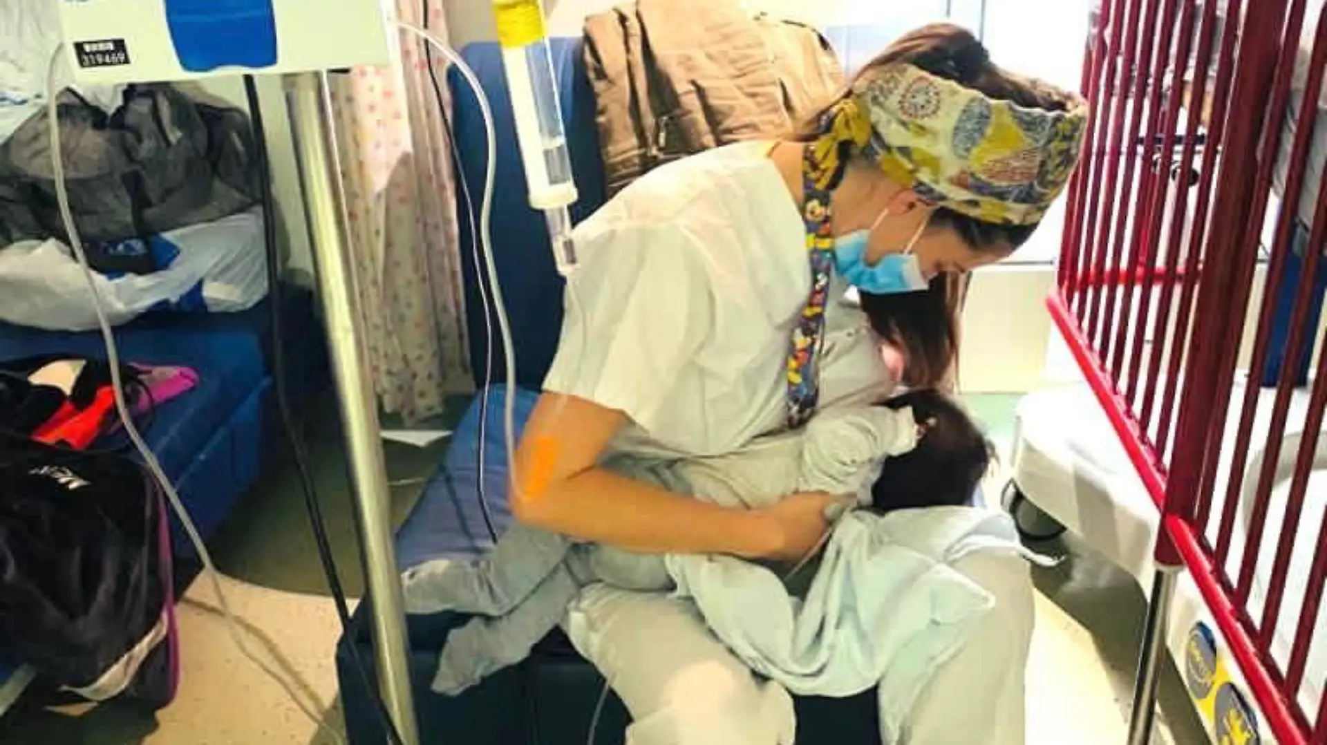 Krankenschwester Yael Cohen stillt das Baby einer Patientin.