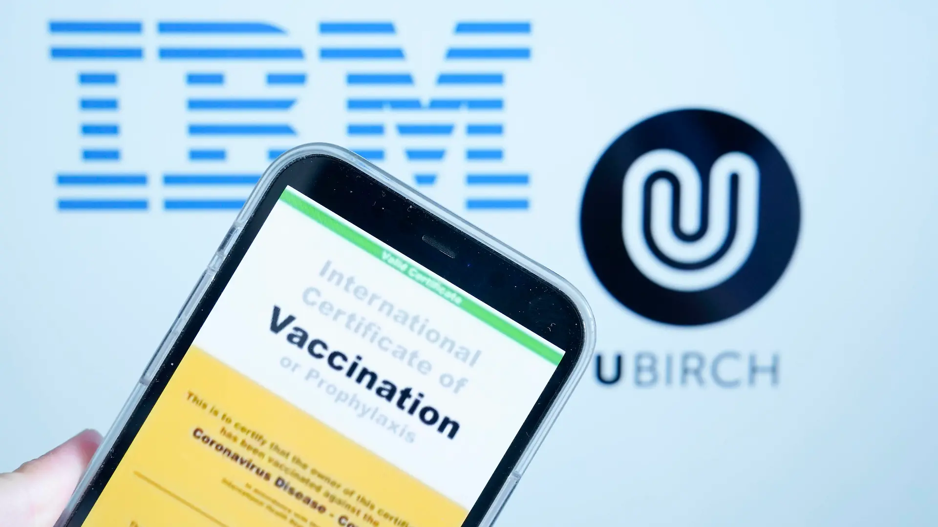 Symbolbild Digitaler Impfpass IBM und Urbich Aktuell, 10.03.2021, Symbolfoto der Entwicklung eines deutschen Digitalen Impfpass von IBM und Urbich. Beide Unternehmen haben die Ausschreibung der Bundesregierung gewonnen zur Entwicklung eines digitalisierten Impfpass fuer mobile Geräte wie Handy und Tablets. Deutschland *** Symbol photo digital vaccination card IBM and Urbich Current, 10 03 2021, symbol photo of the development of a German digital vaccination card by IBM and Urbich Both companies have won the tender of the German government to develop a digitalized vaccination card for mobile devices such as mobile phones and tablets Germany