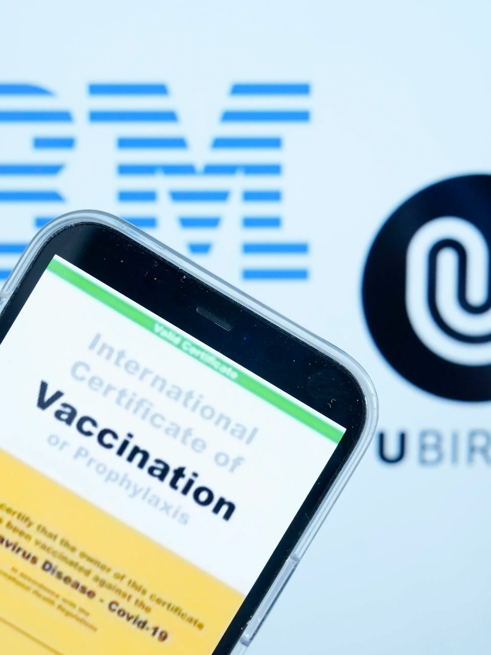 Symbolbild Digitaler Impfpass IBM und Urbich Aktuell, 10.03.2021, Symbolfoto der Entwicklung eines deutschen Digitalen Impfpass von IBM und Urbich. Beide Unternehmen haben die Ausschreibung der Bundesregierung gewonnen zur Entwicklung eines digitalisierten Impfpass fuer mobile Geräte wie Handy und Tablets. Deutschland *** Symbol photo digital vaccination card IBM and Urbich Current, 10 03 2021, symbol photo of the development of a German digital vaccination card by IBM and Urbich Both companies have won the tender of the German government to develop a digitalized vaccination card for mobile devices such as mobile phones and tablets Germany 