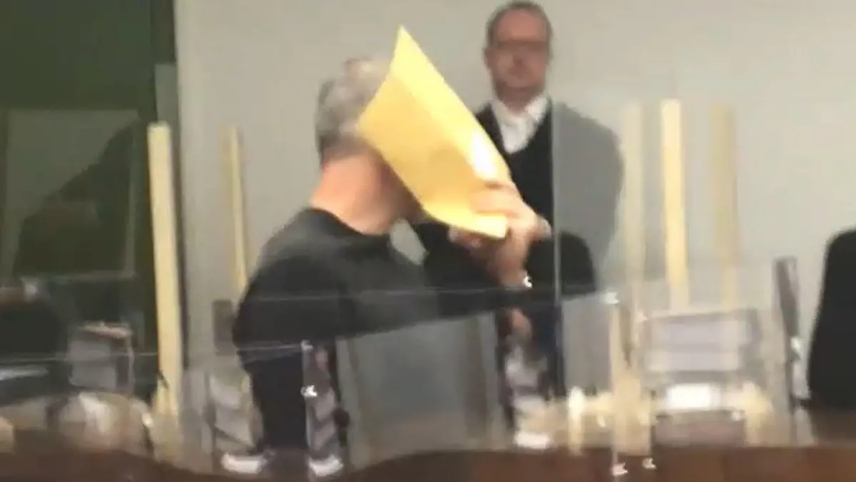 Der Angeklagte verdeckte sein Gesicht vor Gericht. Ihm wird versuchter Mord in fünf Fällen vorgeworfen.