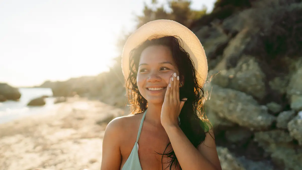Frau cremt sich das Gesicht ein