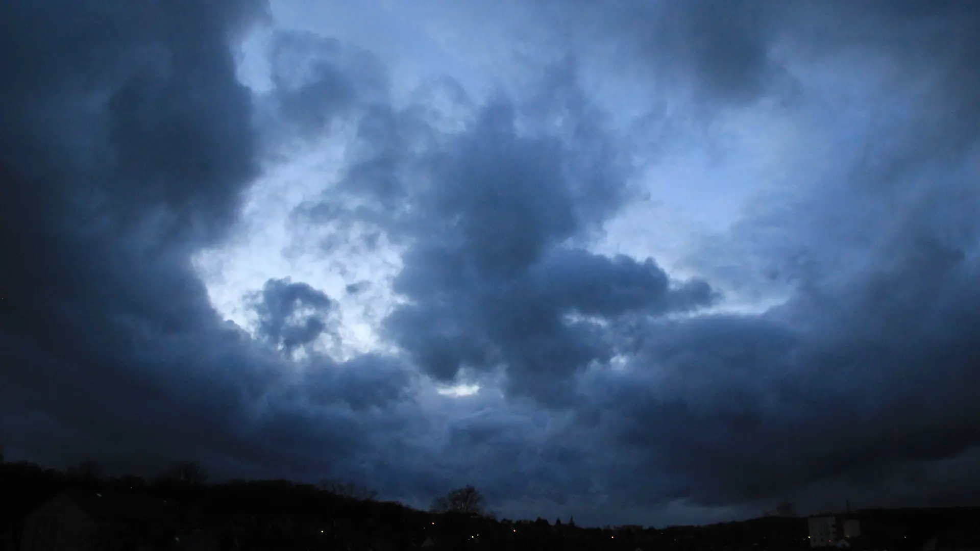 UNwetterfront zieht über das Harzvorland Schaukelwetter im Winter - Das Wetter bleibt turbulent, viel Schnee, Regen und