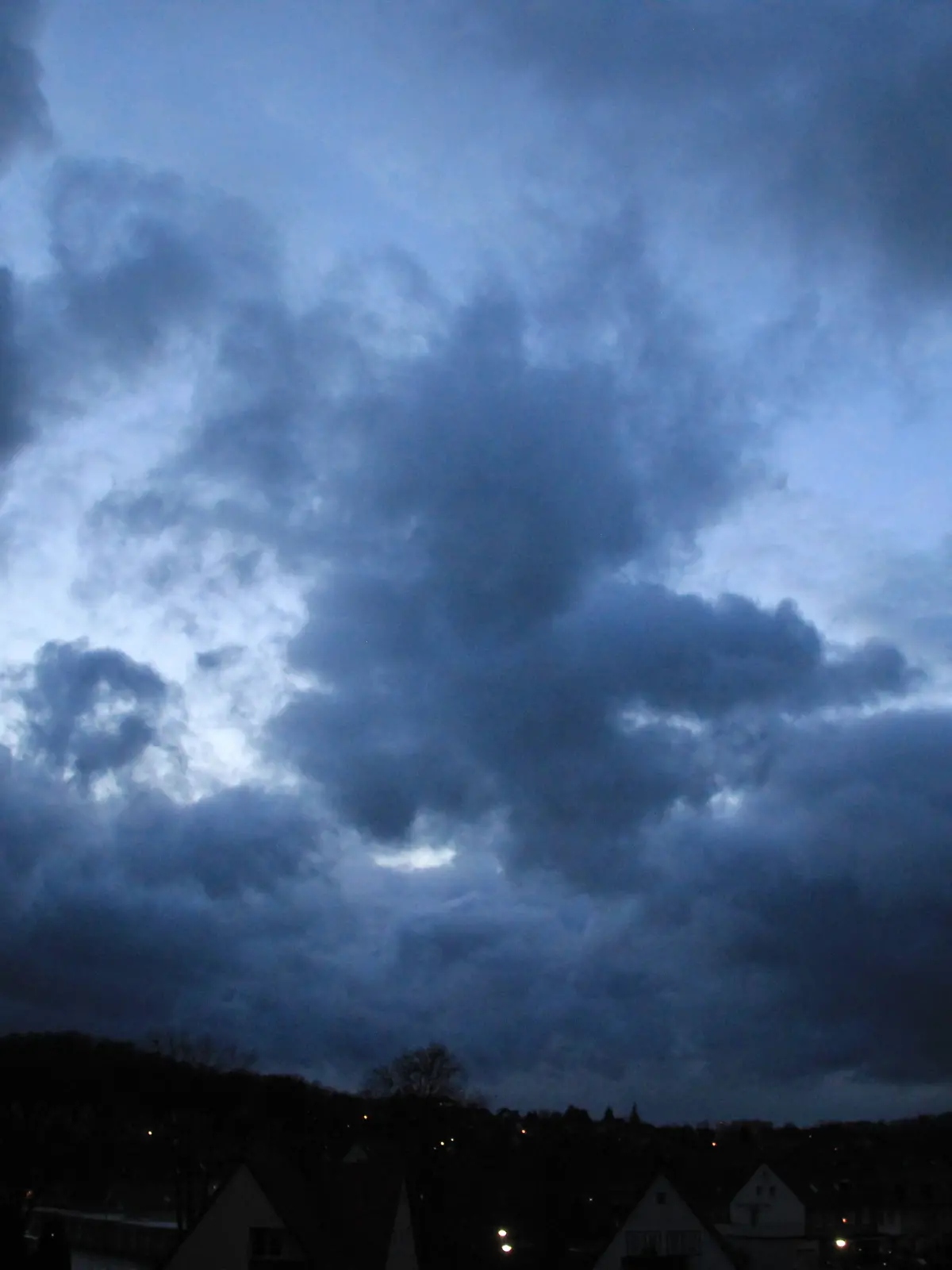 UNwetterfront zieht über das Harzvorland Schaukelwetter im Winter - Das Wetter bleibt turbulent, viel Schnee, Regen und