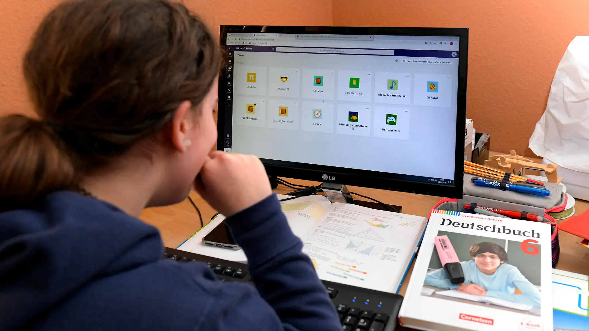 26.02.2020, Kinder und Familie, Modelreleased. Schulkind Viola aus Bayern macht wegen der Corona-Pandemie Unterricht von Zuhause aus. An ihrem Schreibtisch und Computer lernt sie täglich neuen Stoff über E-Mail und speziellem Schul-App TEAMS . 26.02.2020, Kinder und Familie, homeschooling 26.02.2020, Kinder und Familie, homeschooling *** 26 02 2020, Children and Family, Modelreleased Schoolchild Viola from Bavaria is teaching from home because of the Corona Pandemic At her desk and computer she learns new material daily via email and special school app TEAMS 26 02 2020, Children and Family, homeschooling 26 02 2020, Children and Family, homeschooling