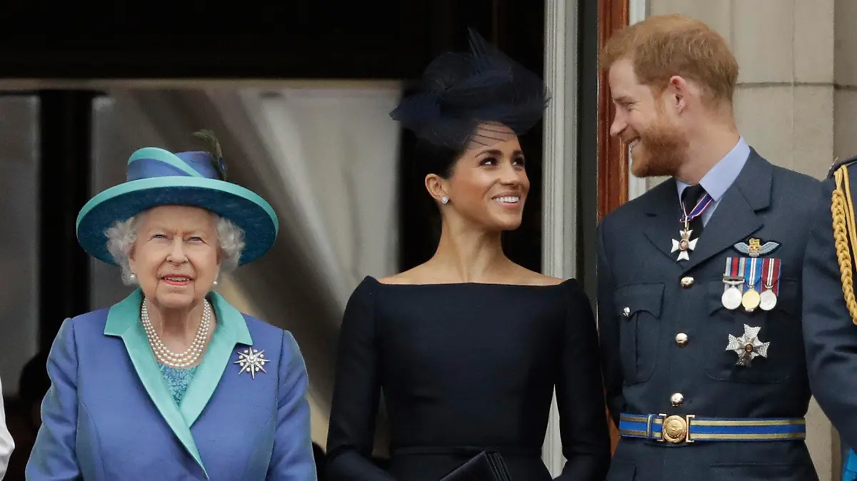 ARCHIV - 10.07.2018, Großbritannien, London: Die britische Königin, Queen Elizabeth II., ihr Enkel, Prinz Harry und seine Frau, Herzogin Meghan stehen beim Vorbeiflug von Flugzeugen der Royal Air Force über den Buckingham-Palast auf einem Balkon. Herzogin Meghan hat dem britischen Königshaus vorgeworfen, Unwahrheiten über sie stehen zu lassen. (zu dpa: «Meghan: Königshaus hält Unwahrheiten weiter aufrecht») Foto: Matt Dunham/AP/dpa +++ dpa-Bildfunk +++