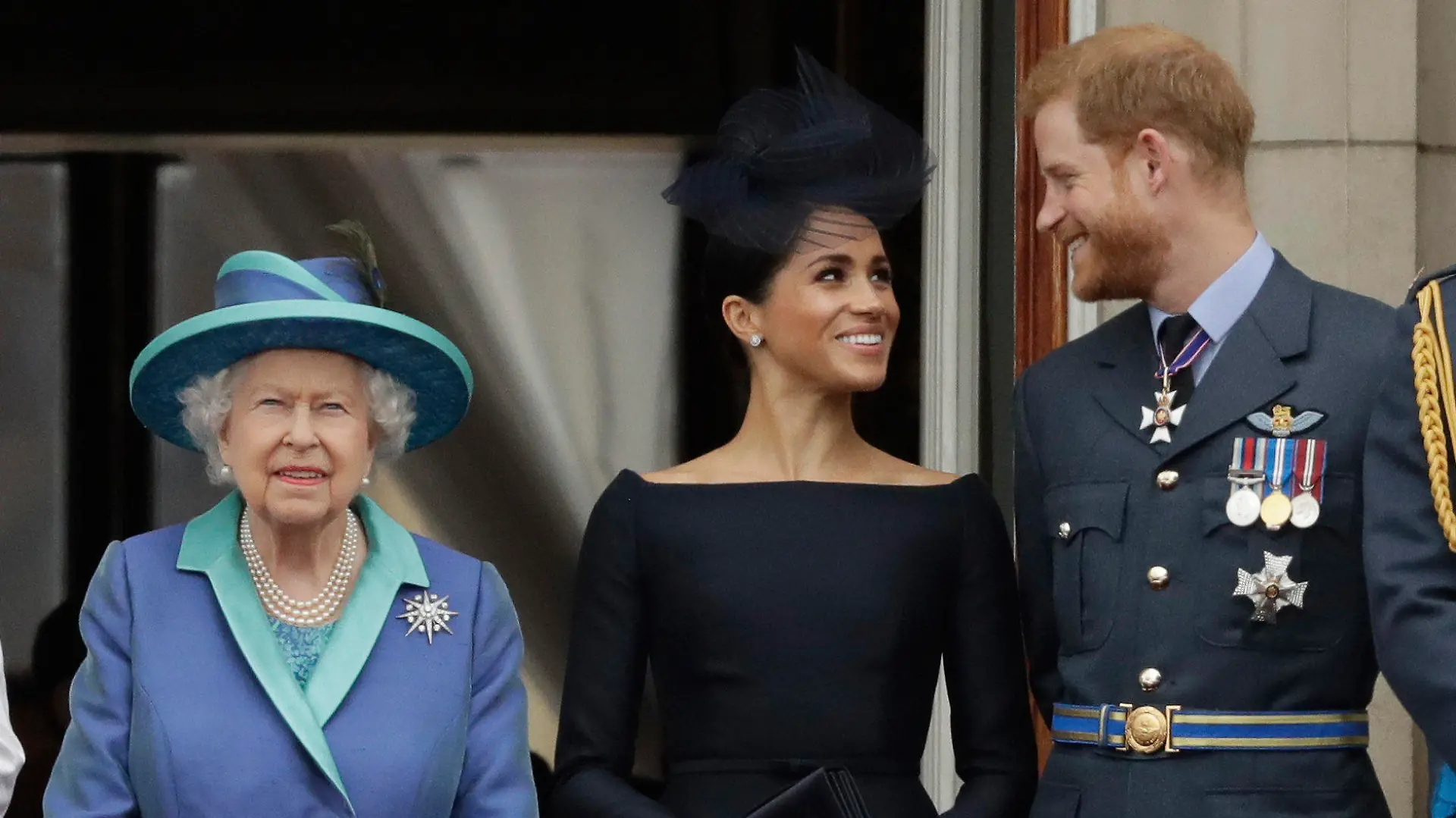 ARCHIV - 10.07.2018, Großbritannien, London: Die britische Königin, Queen Elizabeth II., ihr Enkel, Prinz Harry und seine Frau, Herzogin Meghan stehen beim Vorbeiflug von Flugzeugen der Royal Air Force über den Buckingham-Palast auf einem Balkon. Herzogin Meghan hat dem britischen Königshaus vorgeworfen, Unwahrheiten über sie stehen zu lassen. (zu dpa: «Meghan: Königshaus hält Unwahrheiten weiter aufrecht») Foto: Matt Dunham/AP/dpa +++ dpa-Bildfunk +++