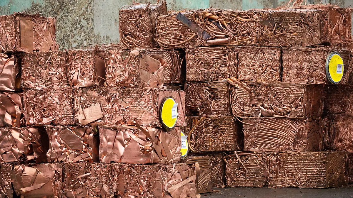 ARCHIV - 11.12.2019, Hamburg: Zusammengepresster Kupferschrott zum Recyceln ist bei einem Presserundgang auf dem Gelände der Aurubis AG zu sehen. (Zu dpa «Der neue Rohstoff-Boom: Experten sehen keine Ende des Preisauftriebs») Foto: Christian Charisius/dpa +++ dpa-Bildfunk +++