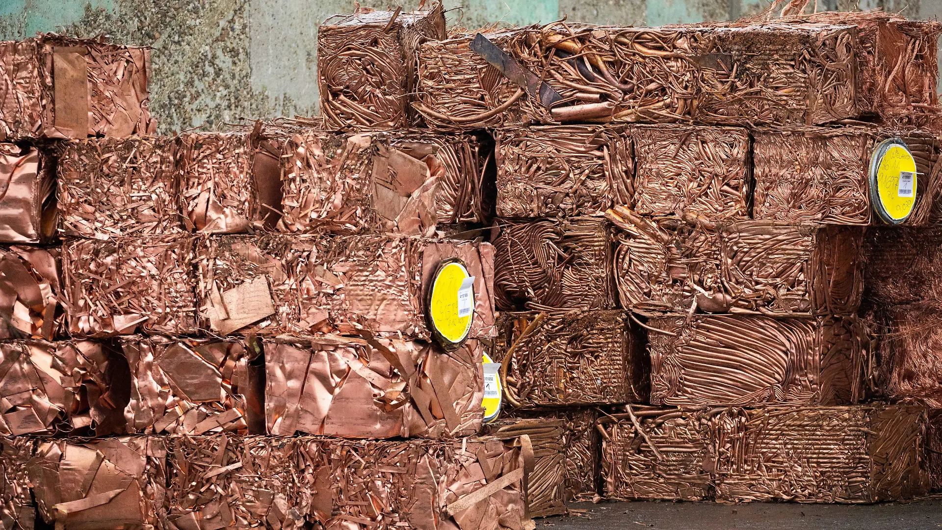 ARCHIV - 11.12.2019, Hamburg: Zusammengepresster Kupferschrott zum Recyceln ist bei einem Presserundgang auf dem Gelände der Aurubis AG zu sehen. (Zu dpa «Der neue Rohstoff-Boom: Experten sehen keine Ende des Preisauftriebs») Foto: Christian Charisius/dpa +++ dpa-Bildfunk +++