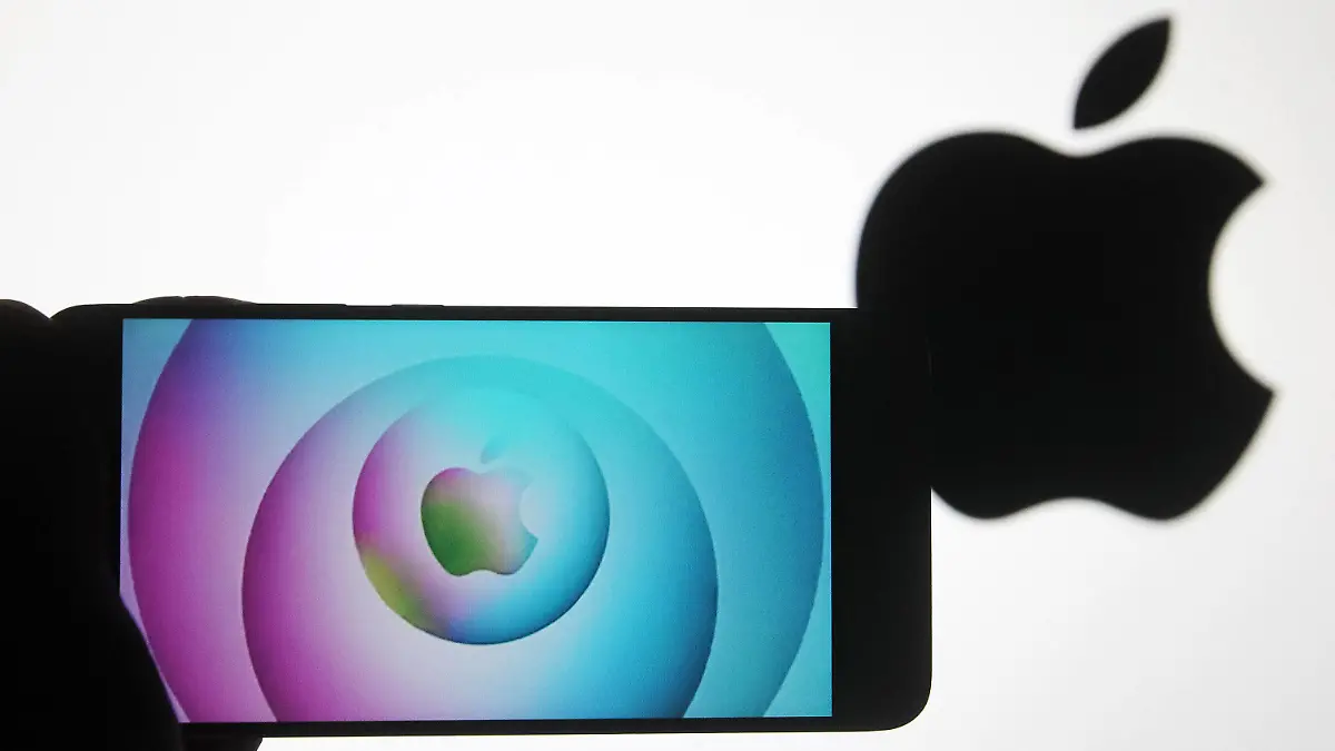 October 13, 2020, Ukraine: In this photo illustration the Apple logo seen displayed on a smartphone screen. Ukraine - ZUMAs197 20201013_zaa_s197_216 Copyright: xPavloxGoncharx