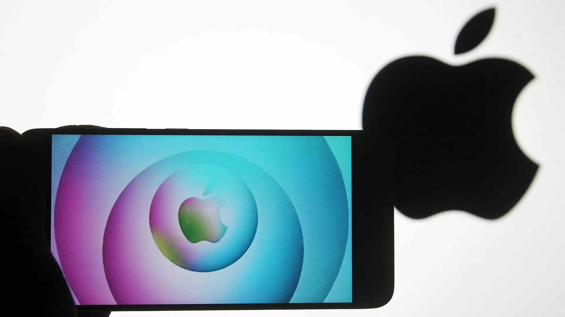 October 13, 2020, Ukraine: In this photo illustration the Apple logo seen displayed on a smartphone screen. Ukraine - ZUMAs197 20201013_zaa_s197_216 Copyright: xPavloxGoncharx