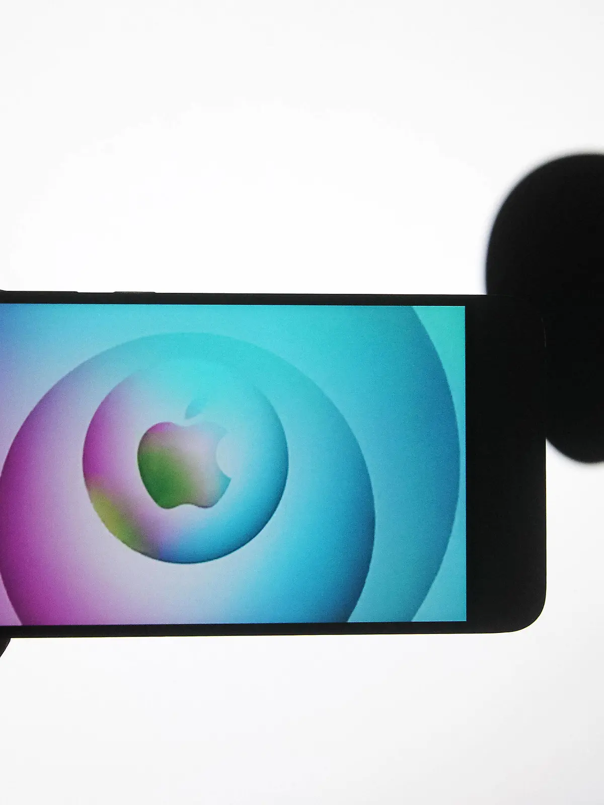 October 13, 2020, Ukraine: In this photo illustration the Apple logo seen displayed on a smartphone screen. Ukraine - ZUMAs197 20201013_zaa_s197_216 Copyright: xPavloxGoncharx 