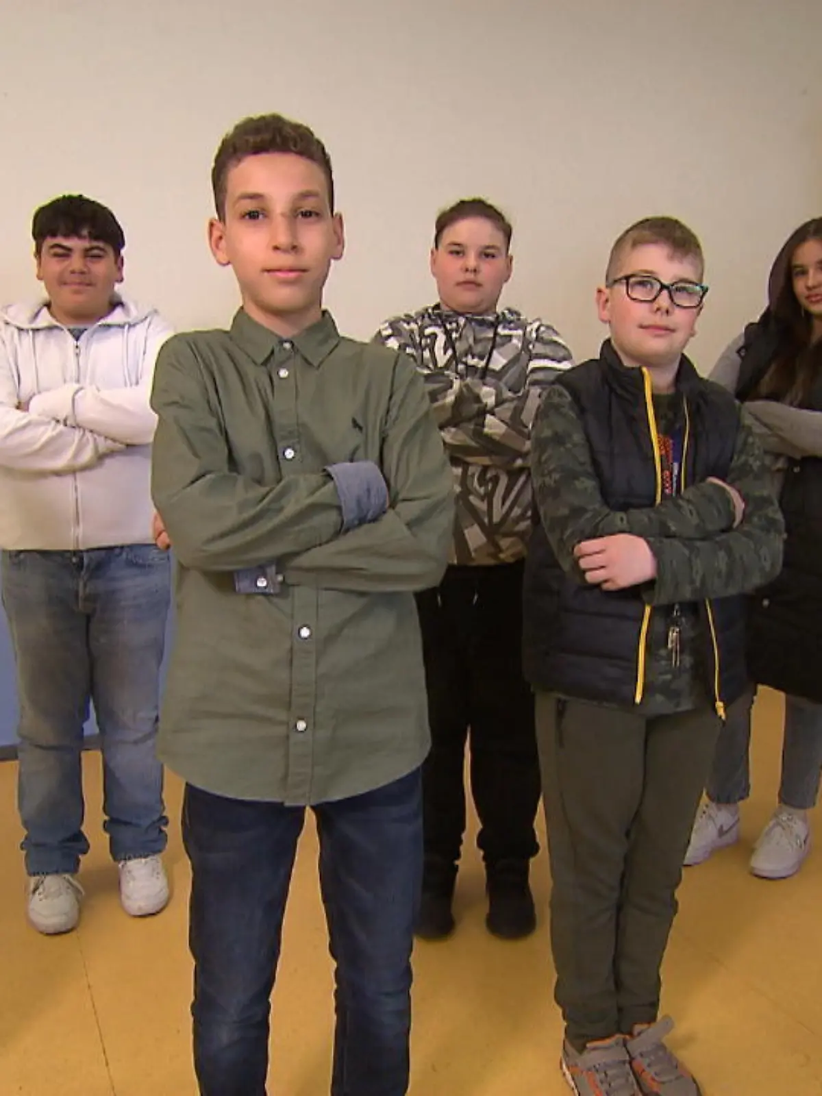 Idris, Lucas, Adam, Jonathan, Romaisa, Ajan, Salvatore, Jasmin und ihr Betreuer Jonas haben allen Grund zum Feiern! Sie haben beim MediaSurfer, ein Preis den die Hessische Medienanstalt jedes Jahr verleiht, den zweiten Platz gemacht. Alle zwei Monate produzieren sie eine YouTube-Nachrichtensendung für Kinder. Welche Pläne die Kids nach der Verleihung haben, zeigen wir im Video!