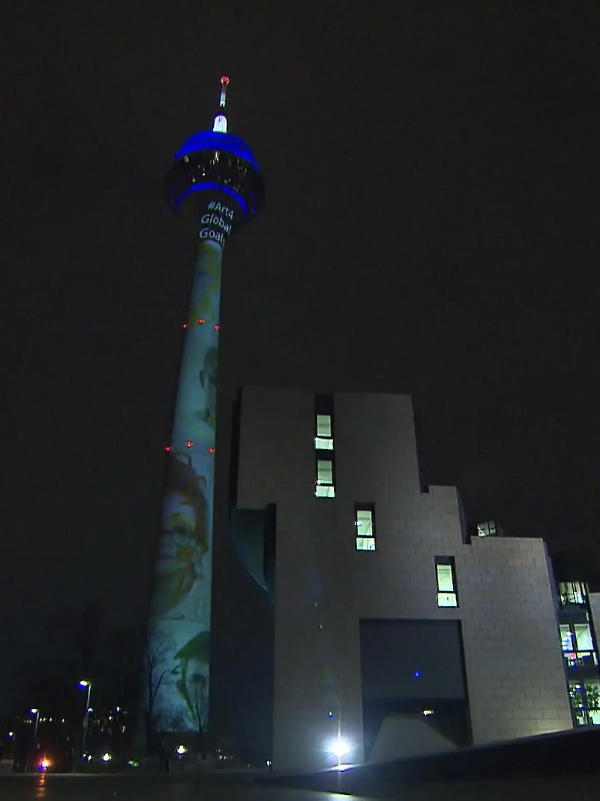 Bild zu: "Düsseldorfer Rheinturm mit Botschaft"