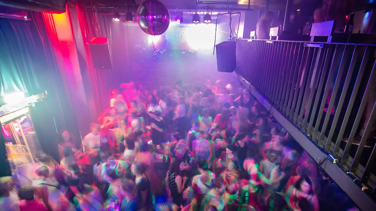 14.07.2023, Baden-Württemberg, Stuttgart: Zahlreiche Frauen genießen den Abend und tanzen beim Debüt der Party-Reihe "Mama geht tanzen" im Club ·Schocken· in der Stuttgarter Innenstadt. Feiern, wenn die Kinder schlafen - das hat die Party-Reihe «Mama geht tanzen» am Freitagabend zum ersten Mal Müttern in Baden-Württemberg ermöglicht. Foto: Christoph Schmidt/dpa +++ dpa-Bildfunk +++