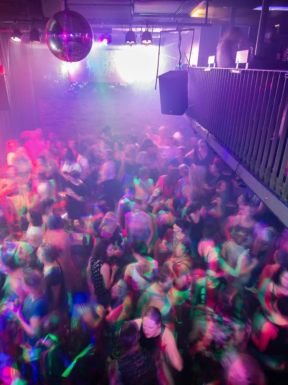 14.07.2023, Baden-Württemberg, Stuttgart: Zahlreiche Frauen genießen den Abend und tanzen beim Debüt der Party-Reihe "Mama geht tanzen" im Club ·Schocken· in der Stuttgarter Innenstadt. Feiern, wenn die Kinder schlafen - das hat die Party-Reihe «Mama geht tanzen» am Freitagabend zum ersten Mal Müttern in Baden-Württemberg ermöglicht. Foto: Christoph Schmidt/dpa +++ dpa-Bildfunk +++