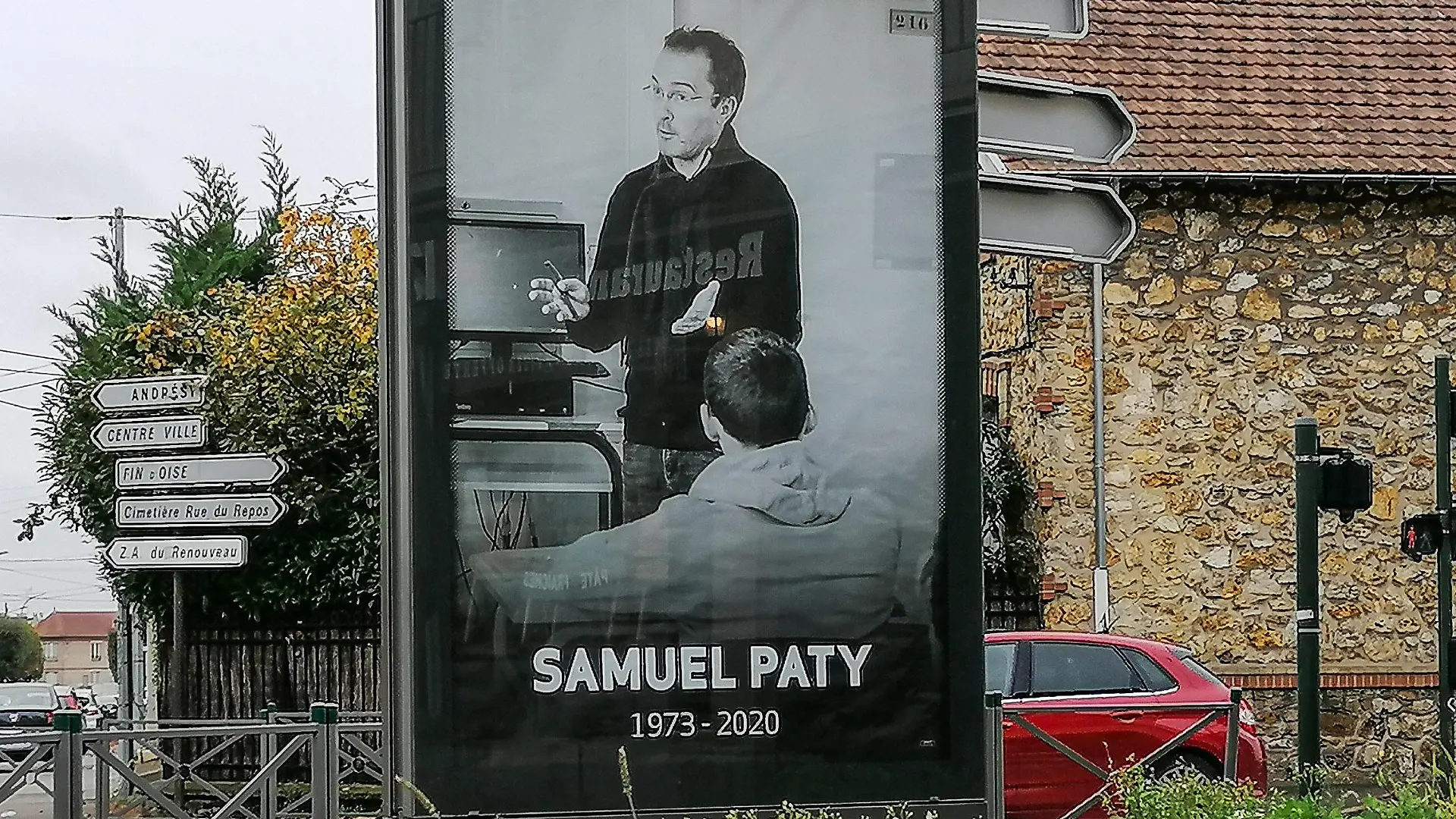 News Bilder des Tages Hommage au professeur Samuel Paty victime d un attentat a Conflans Sainte Honorine - Illustration NEWS : Hommage au professeur victime d un attentat - Conflans Sainte Honorine - 28/10/2020 FedericoPestellini/Panoramic PUBLICATIONxNOTxINxFRAxITAxBEL