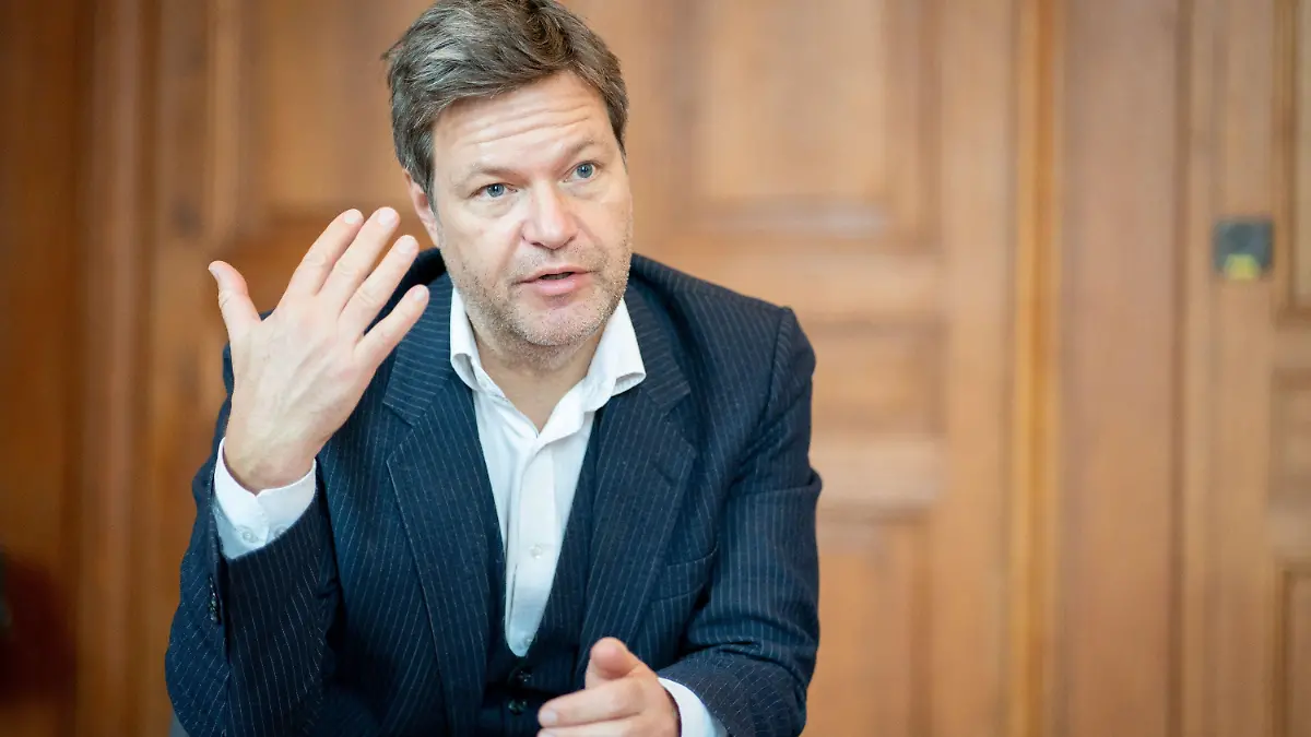 17.12.2020, Berlin: Robert Habeck, Bundesvorsitzender von Bündnis 90/Die Grünen, spricht in einem Interview mit einer Journalistin der Deutschen Presse-Agentur. (zu dpa "Habeck: Grüne und CDU «sehr unterschiedliche Parteien»") Foto: Kay Nietfeld/dpa +++ dpa-Bildfunk +++