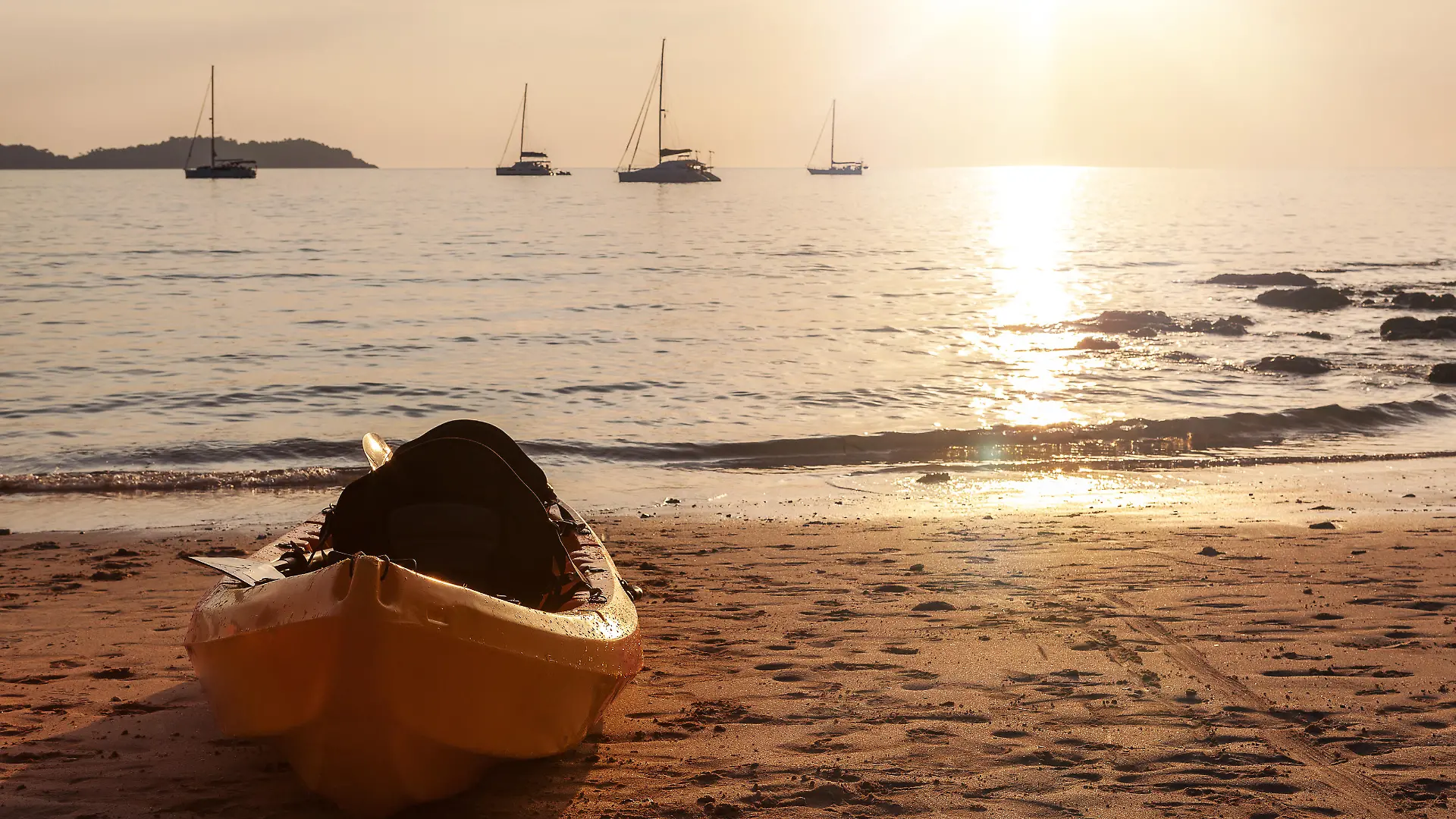 Ein Sonnenuntergang romantisch am Strand in südlichen Gefilden
