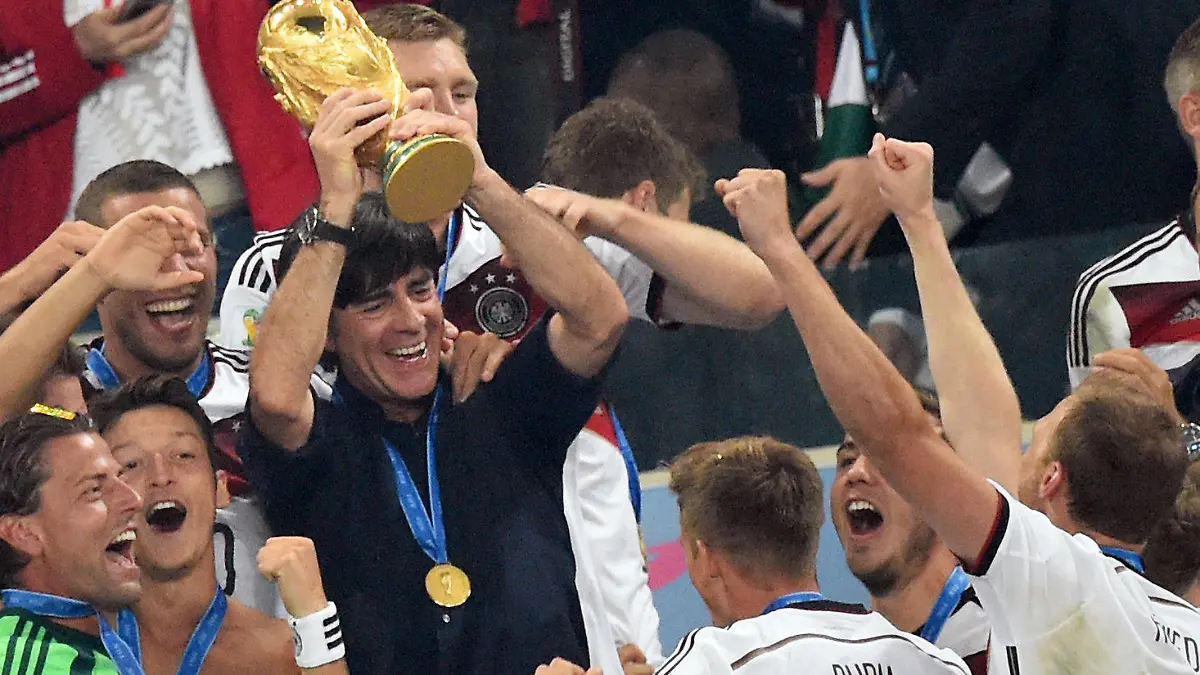 ARCHIV - 13.07.2014, Brasilien, Rio de Janeiro: Bundestrainer Joachim Löw hält nach dem Sieg im Finale der Fußball-Weltmeisterschaft gegen Argentinien den WM-Pokal in der Hand. Joachim Löw wird seine Tätigkeit als Bundestrainer nach der Europameisterschaft in diesem Sommer beenden. Das teilte der Deutsche Fußball-Bund am Dienstag mit. Foto: Marcus Brandt/dpa +++ dpa-Bildfunk +++