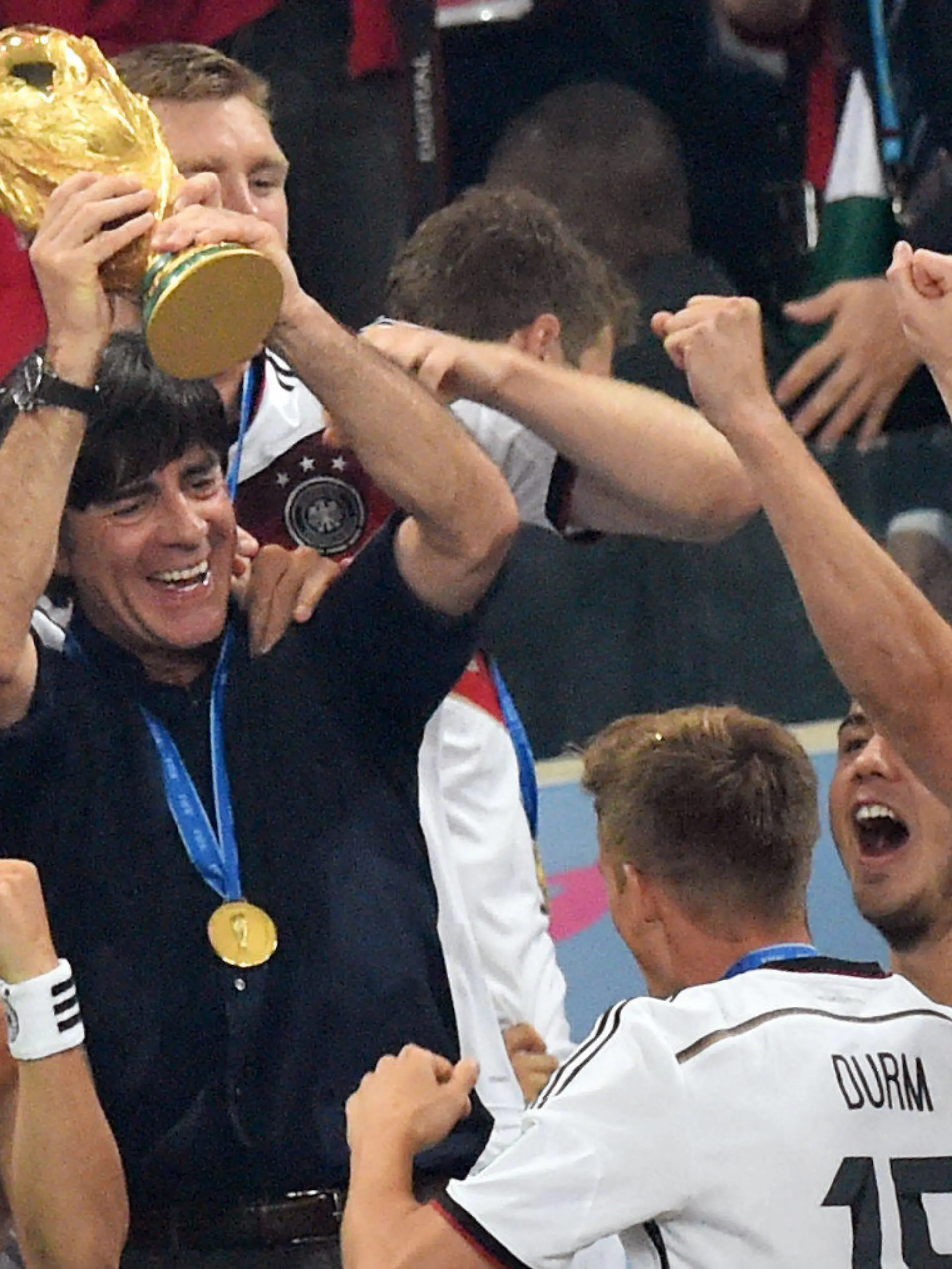 ARCHIV - 13.07.2014, Brasilien, Rio de Janeiro: Bundestrainer Joachim Löw hält nach dem Sieg im Finale der Fußball-Weltmeisterschaft gegen Argentinien den WM-Pokal in der Hand. Joachim Löw wird seine Tätigkeit als Bundestrainer nach der Europameisterschaft in diesem Sommer beenden. Das teilte der Deutsche Fußball-Bund am Dienstag mit. Foto: Marcus Brandt/dpa +++ dpa-Bildfunk +++