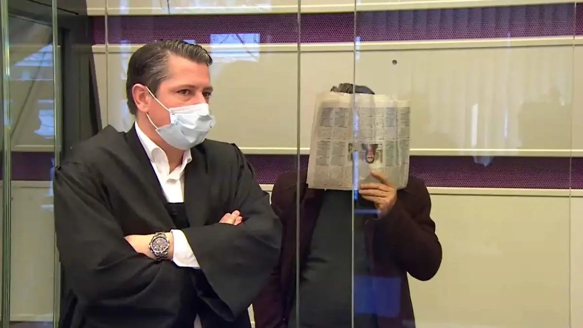 Mustafa E. (r.) musste sich am Mittwoch vor Gericht verantworten.